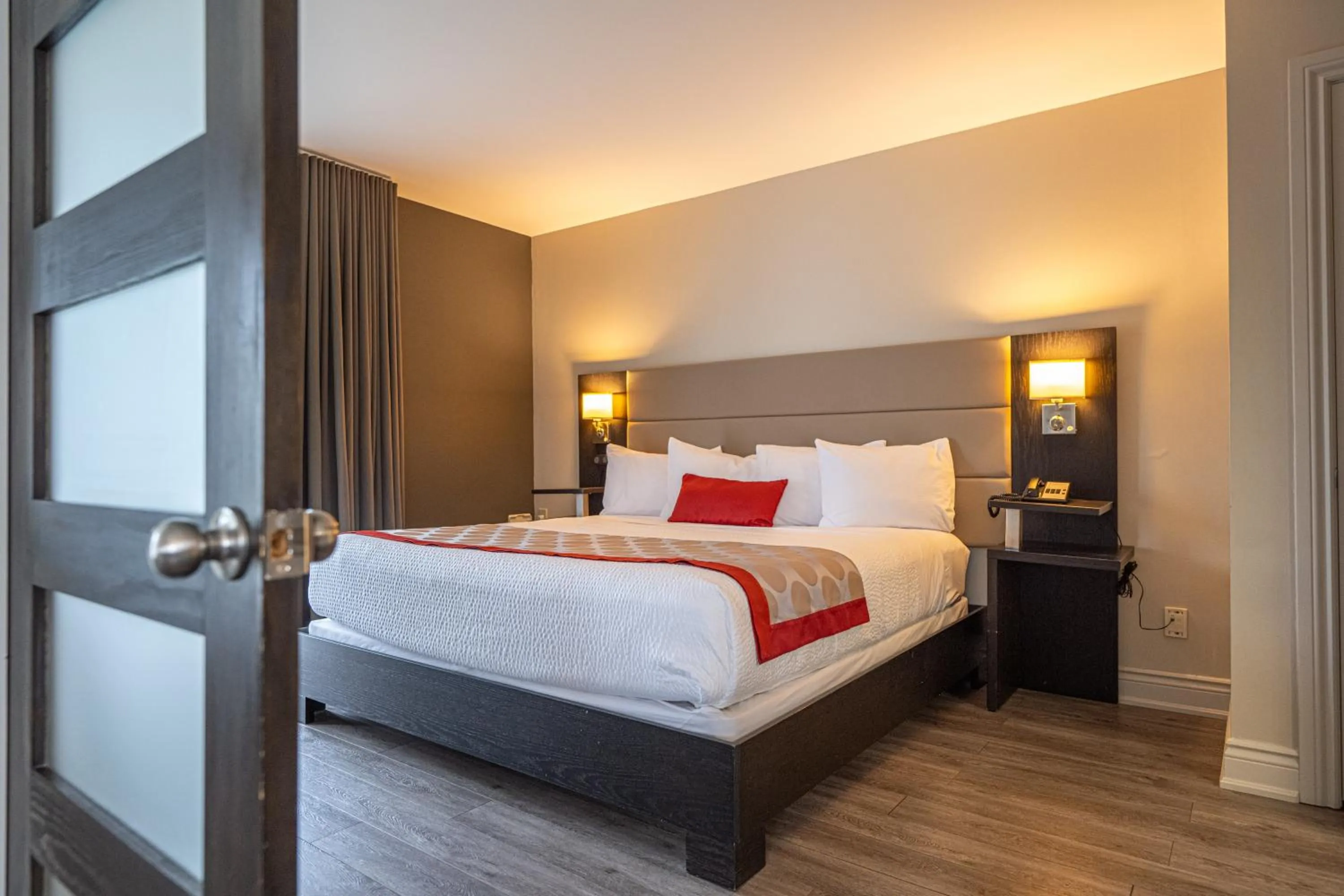 Bedroom, Bed in Ramada by Wyndham Ottawa On The Rideau