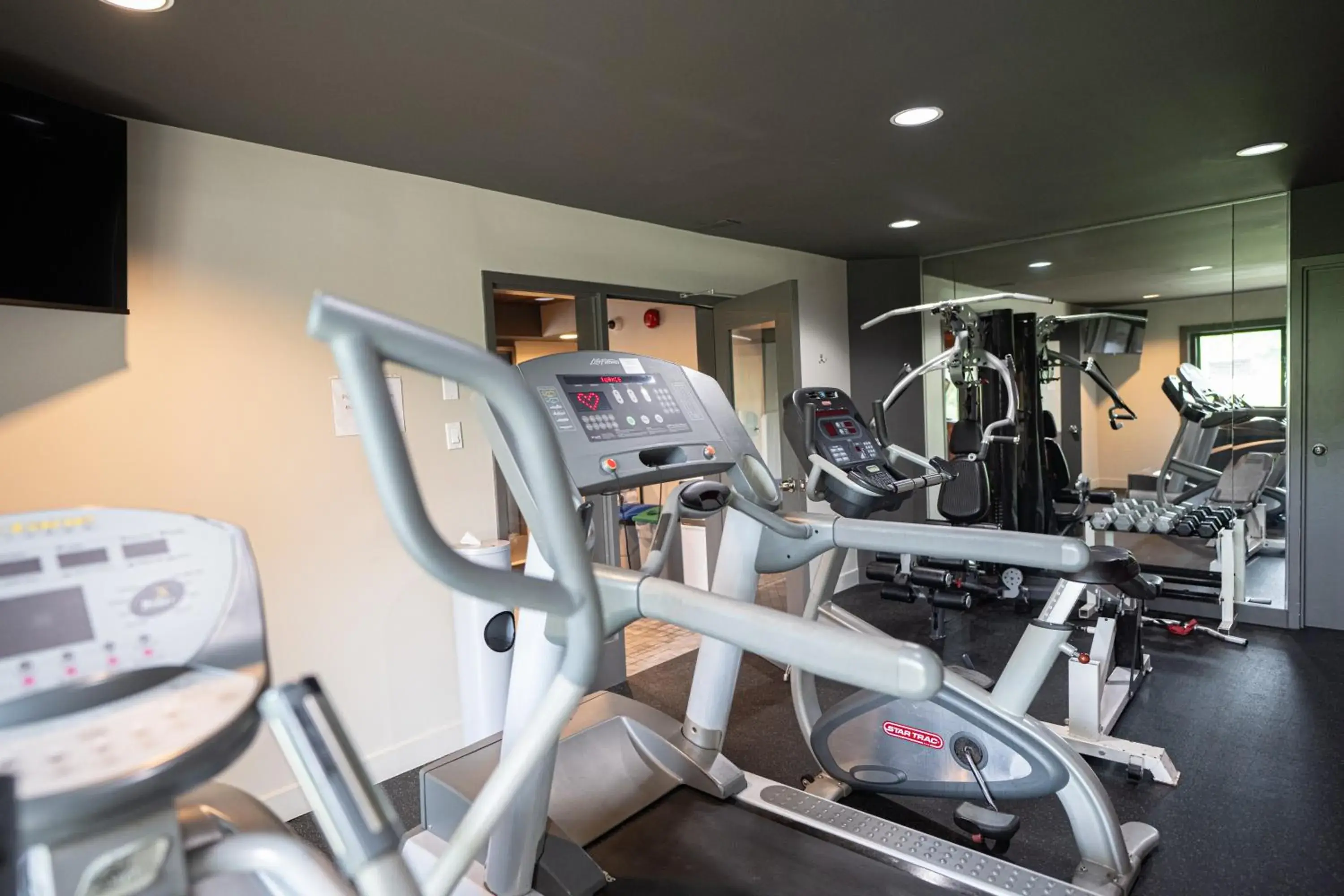 Fitness centre/facilities in Ramada by Wyndham Ottawa On The Rideau Fitness centre/facilities in Ramada by Wyndham Ottawa On The Rideau