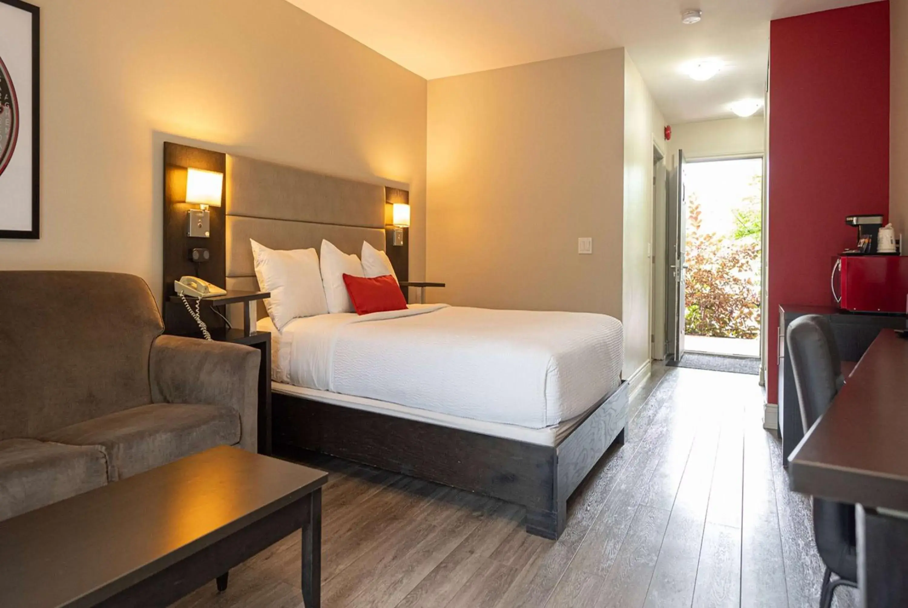 Photo of the whole room, Bed in Ramada by Wyndham Ottawa On The Rideau Photo of the whole room, Bed in Ramada by Wyndham Ottawa On The Rideau