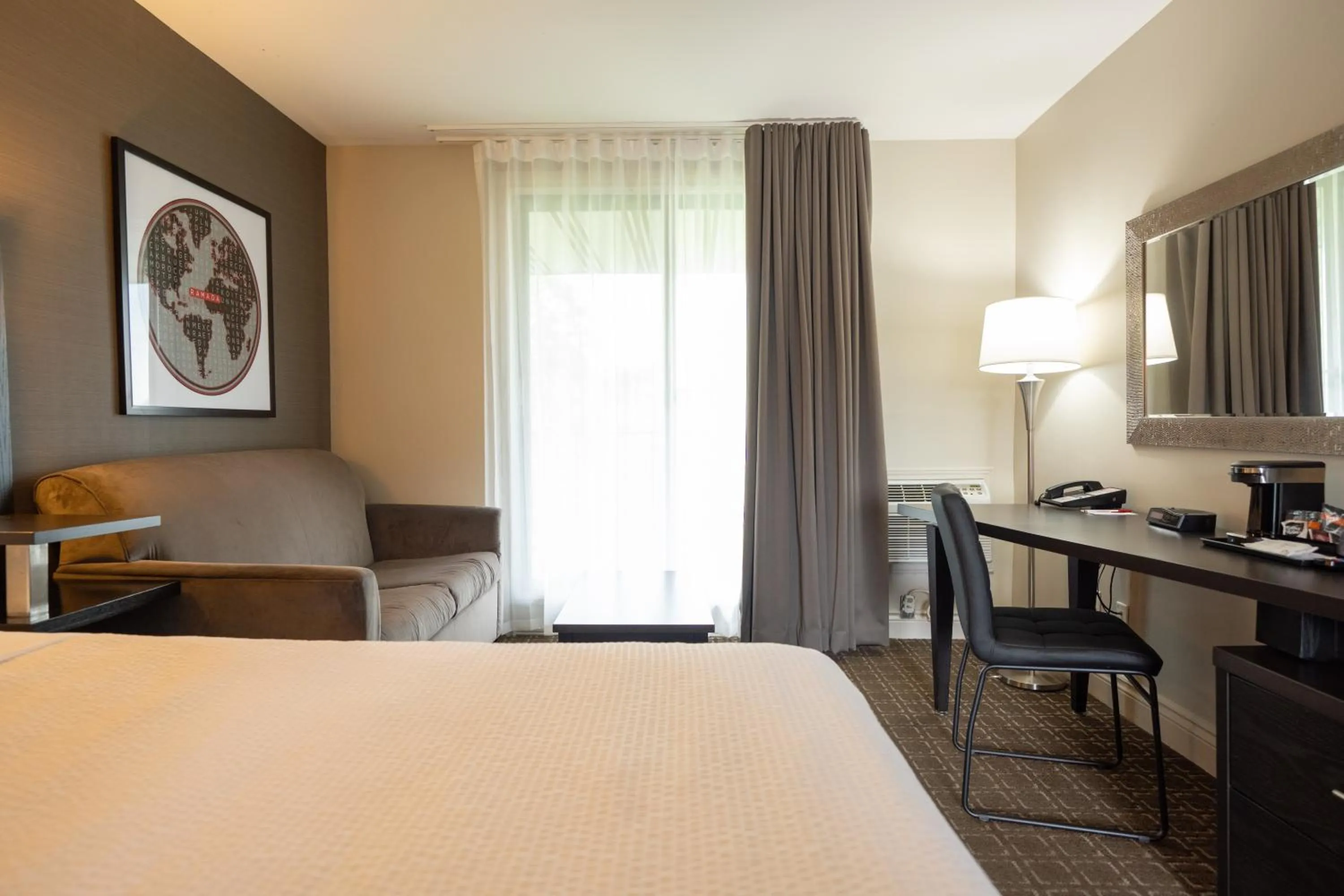 Bedroom, Bed in Ramada by Wyndham Ottawa On The Rideau