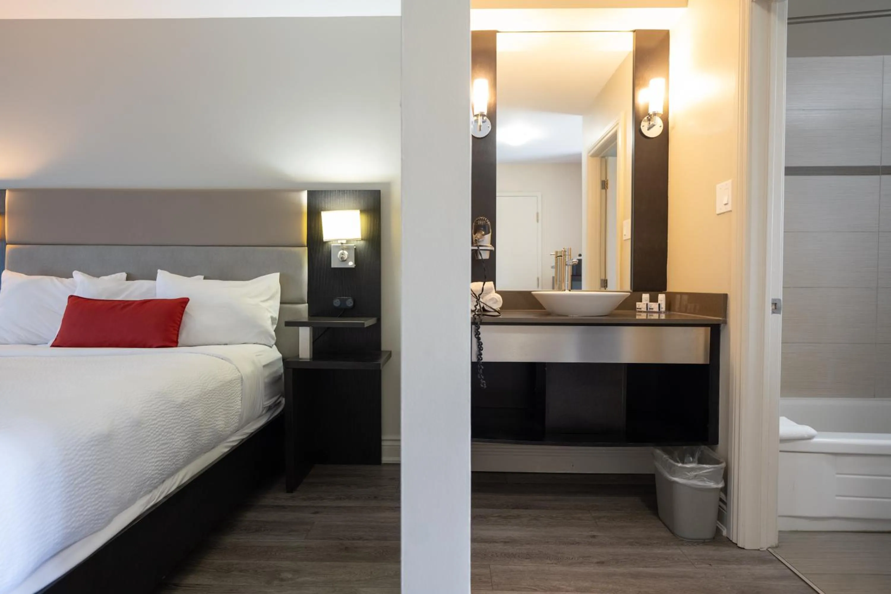 Bathroom, Bed in Ramada by Wyndham Ottawa On The Rideau