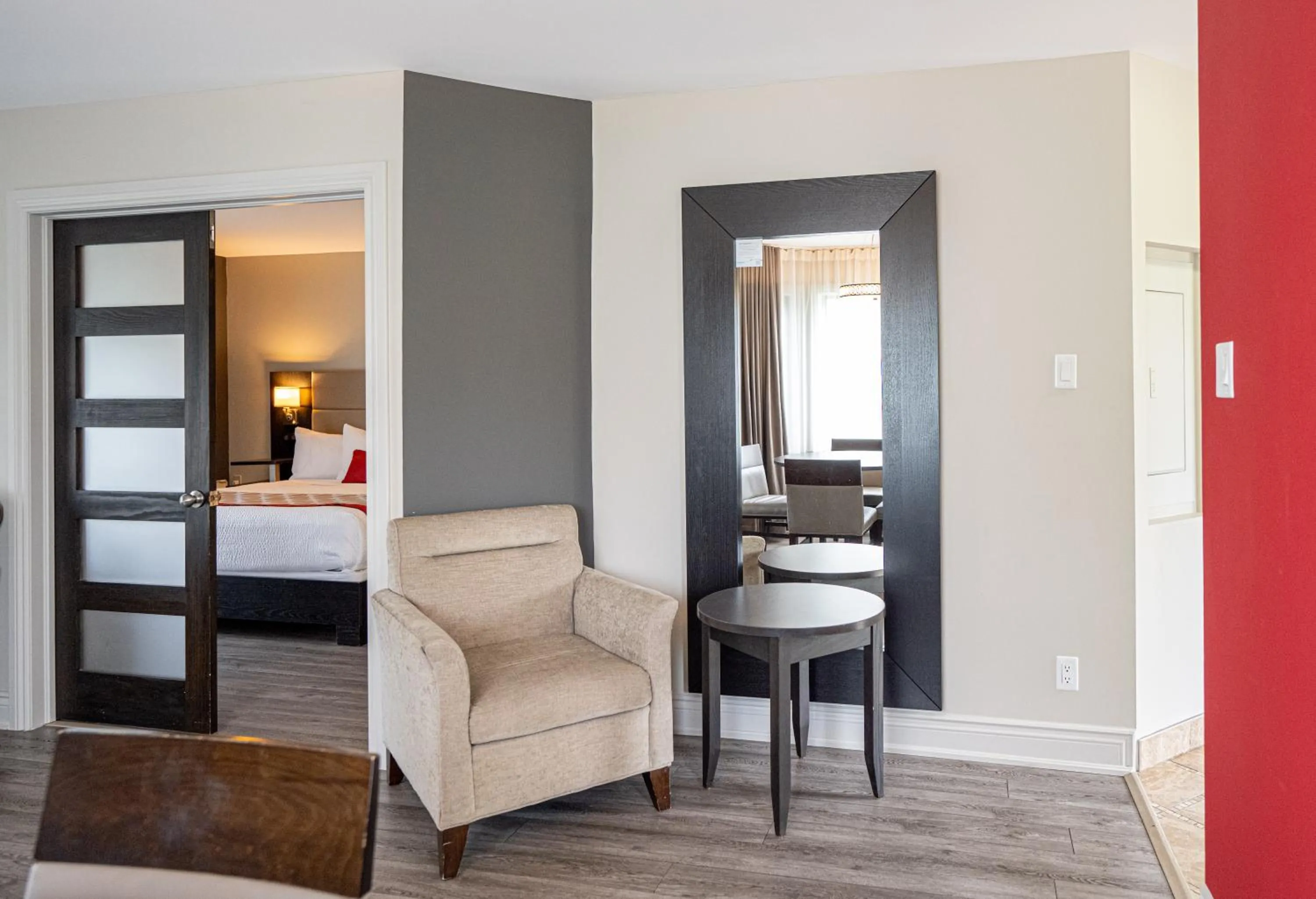 Seating area, Bed in Ramada by Wyndham Ottawa On The Rideau