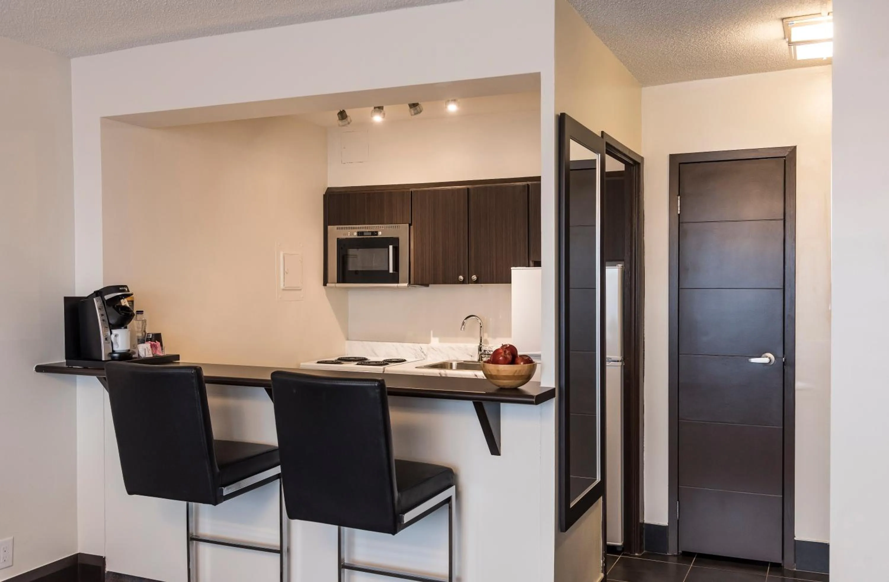 Kitchen or kitchenette in Ottawa Embassy Hotel & Suites