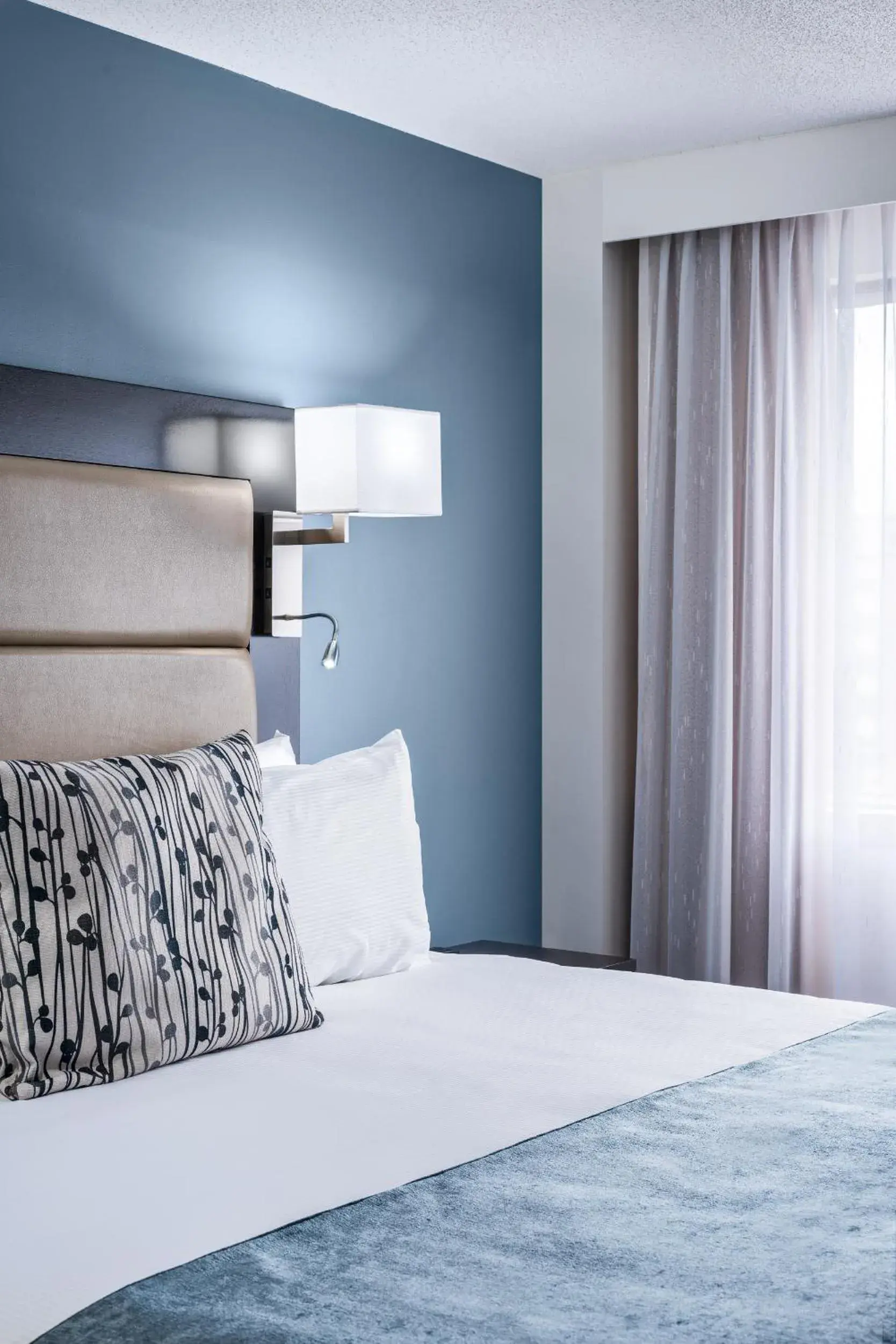 Junior Suite with One Queen Bed in Ottawa Embassy Hotel & Suites Junior Suite with One Queen Bed in Ottawa Embassy Hotel & Suites