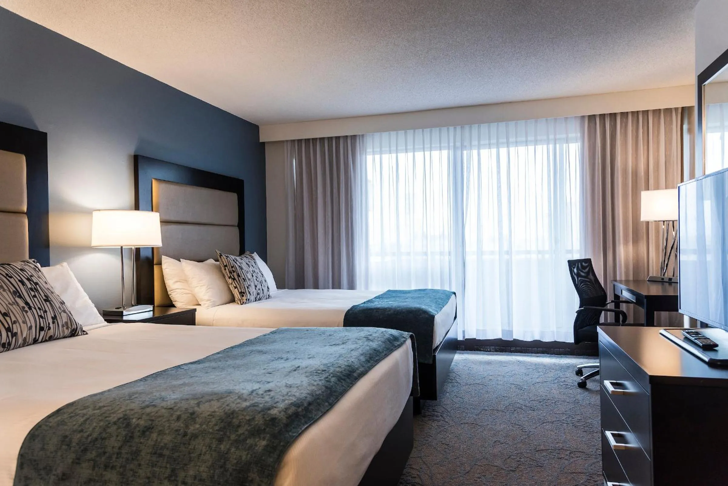 Bed in Ottawa Embassy Hotel & Suites