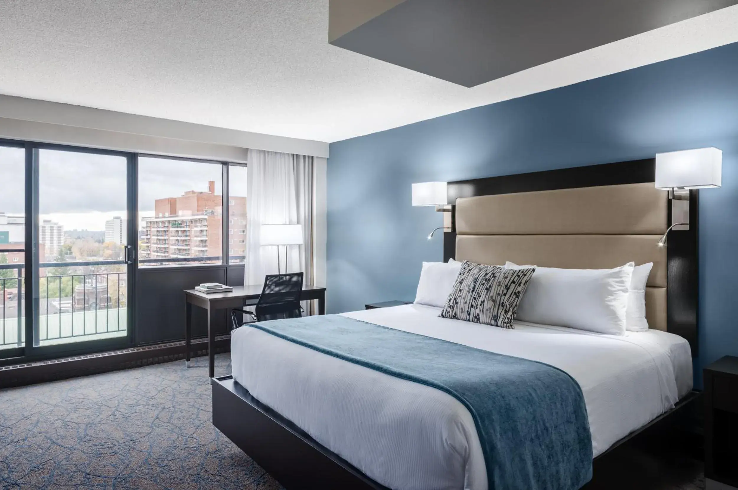 Bed in Ottawa Embassy Hotel & Suites Bed in Ottawa Embassy Hotel & Suites