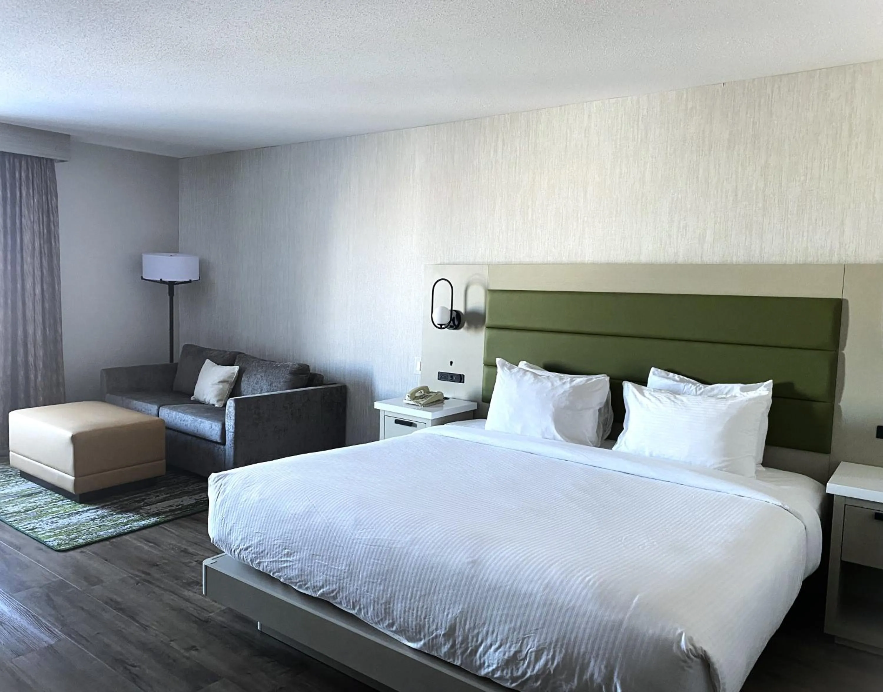 Photo of the whole room, Bed in Ramada Plaza by Wyndham Gatineau/Manoir du Casino