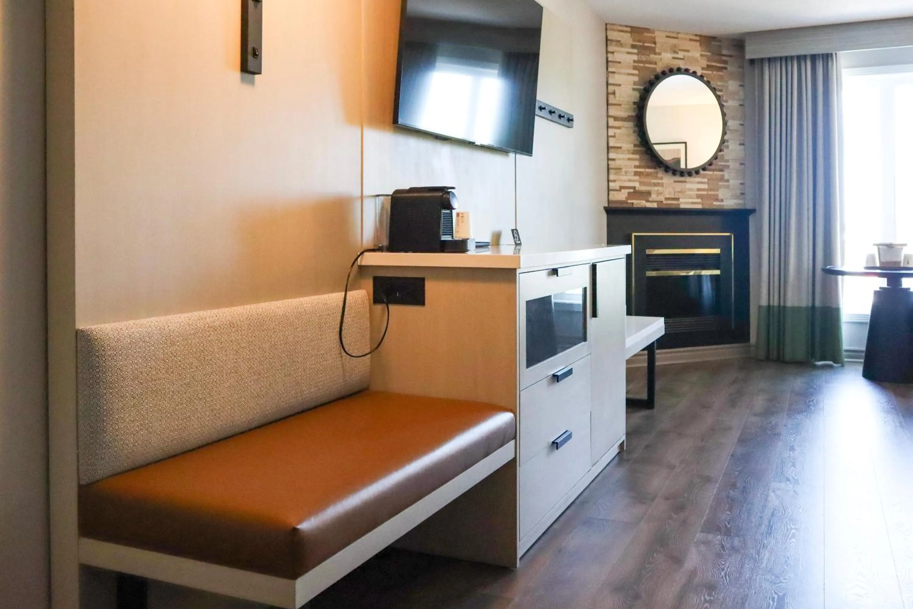 Coffee/tea facilities, Bed in Ramada Plaza by Wyndham Gatineau/Manoir du Casino