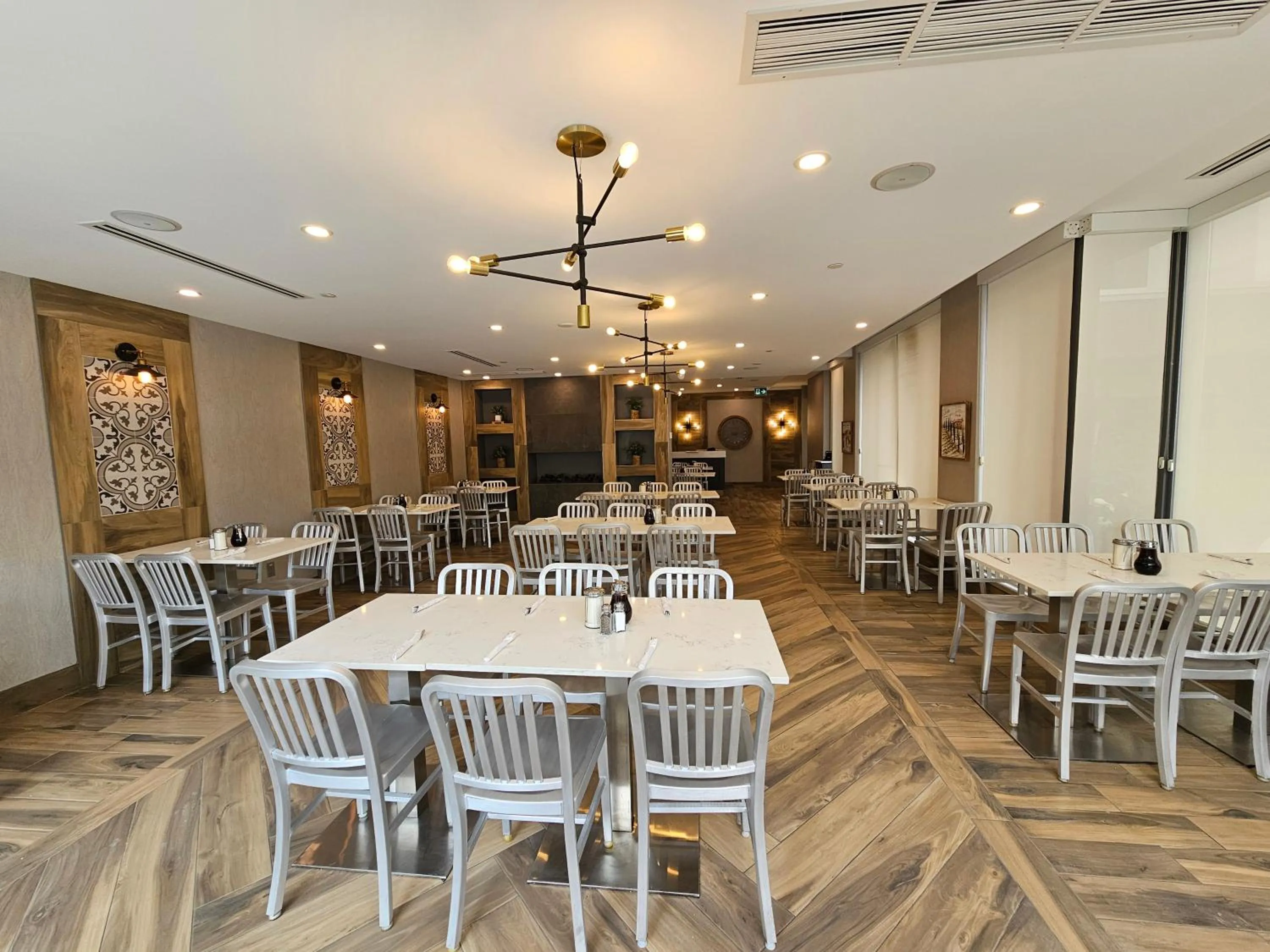 Restaurant/places to eat in Vittoria Hotel & Suites