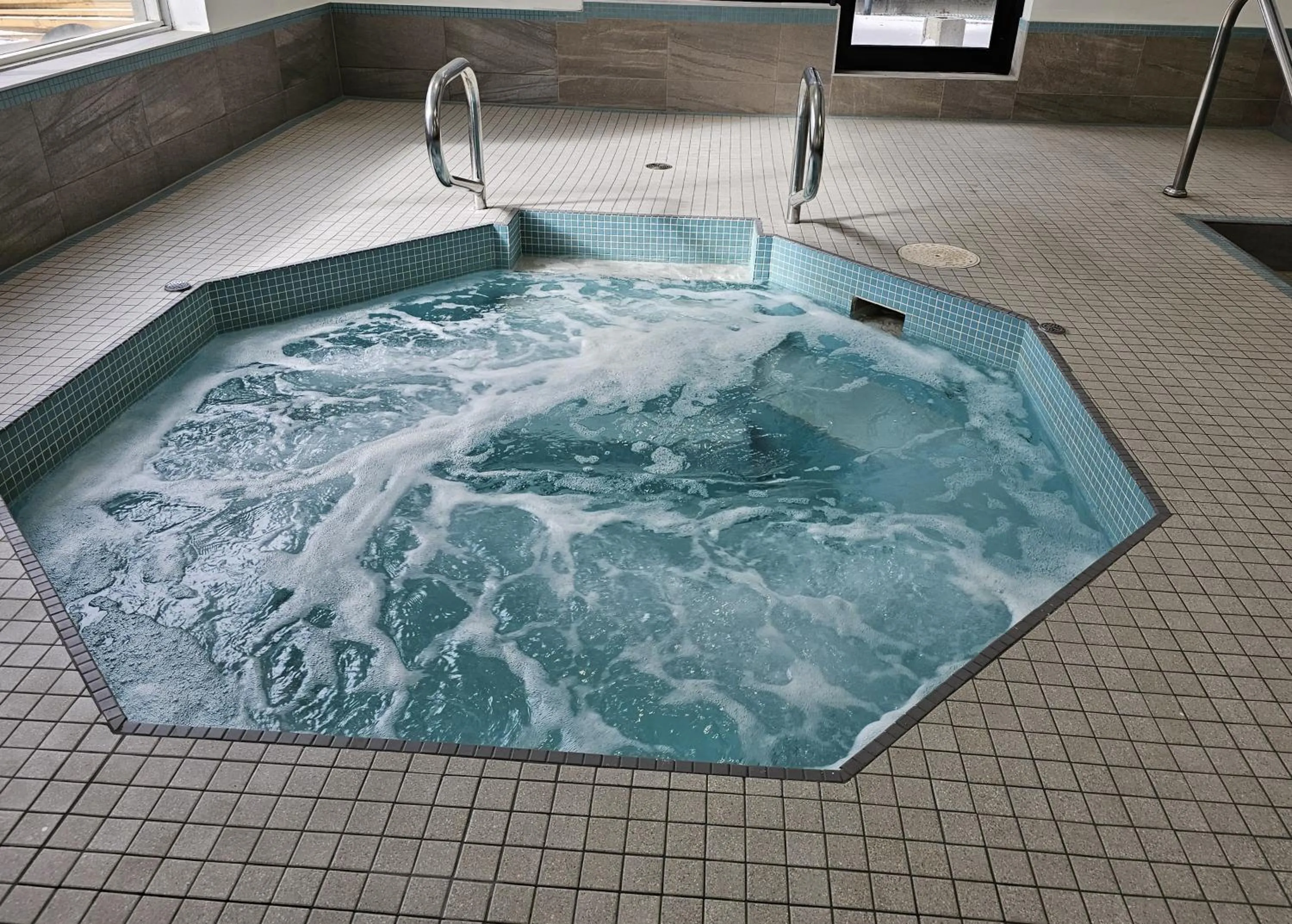 Hot Tub in Vittoria Hotel & Suites