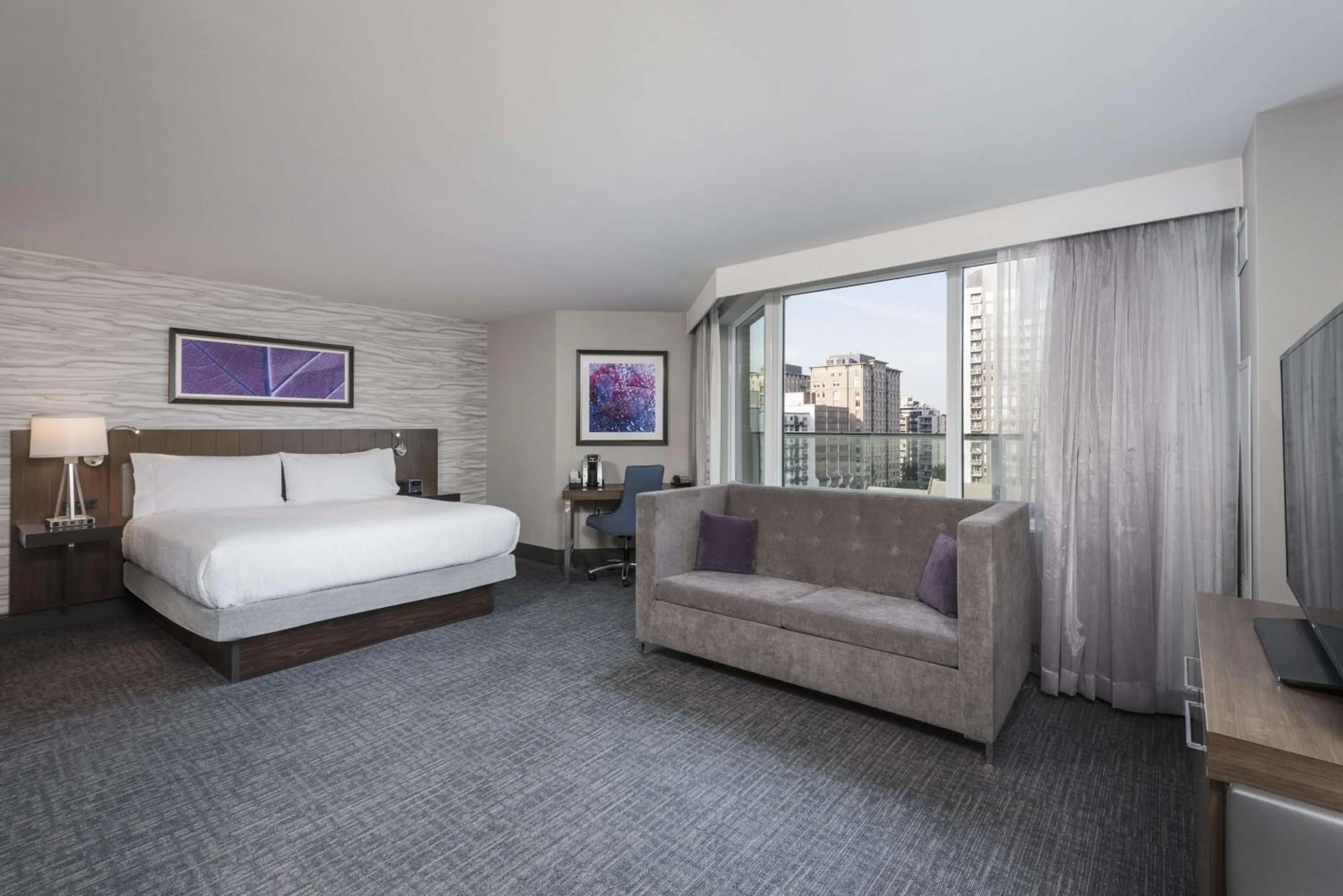 Bedroom, Bed in Hilton Garden Inn Ottawa Downtown