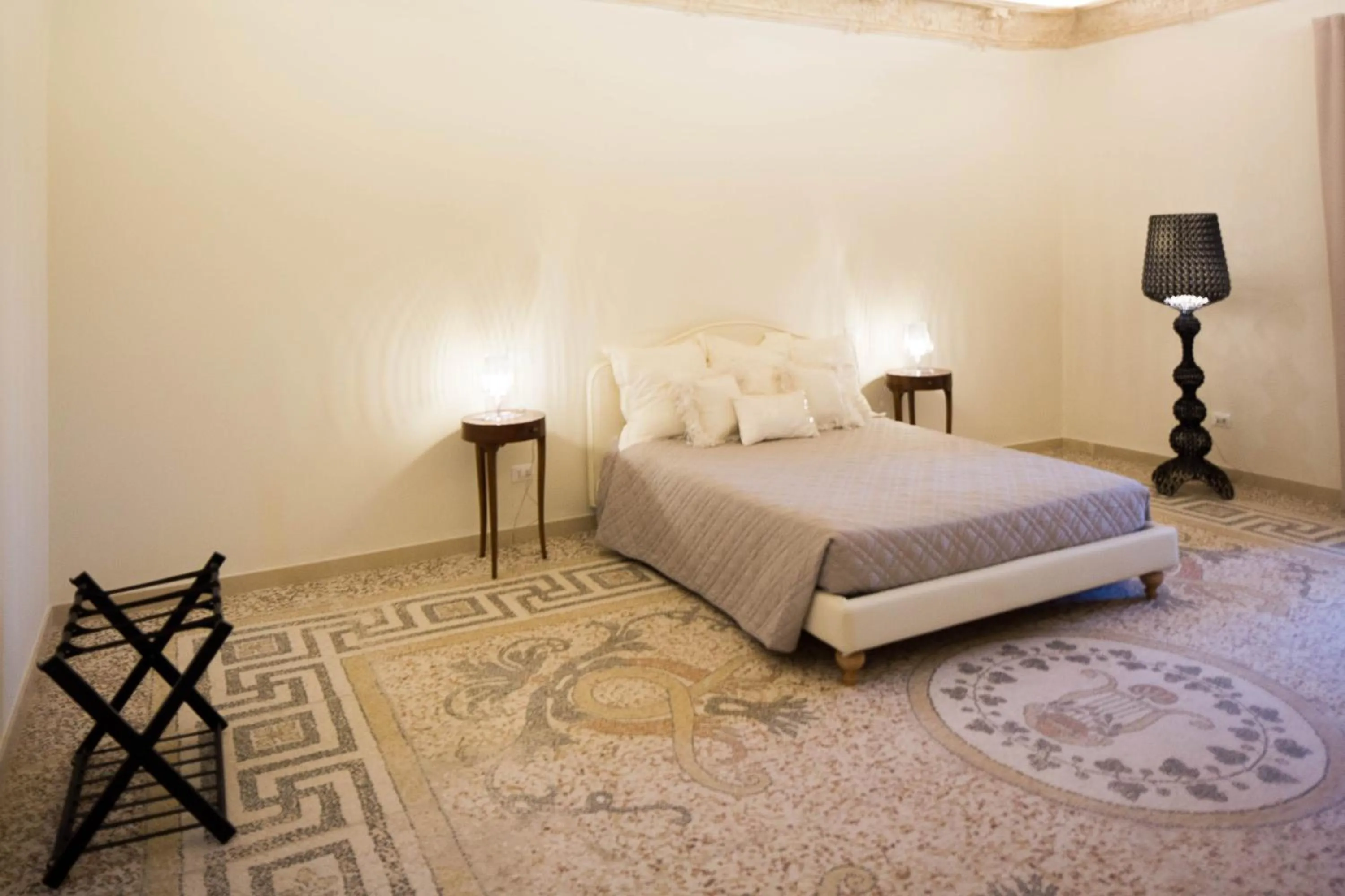 Bed in B&B Costa Masciarelli - Suite affrescate a due passi dal Duomo