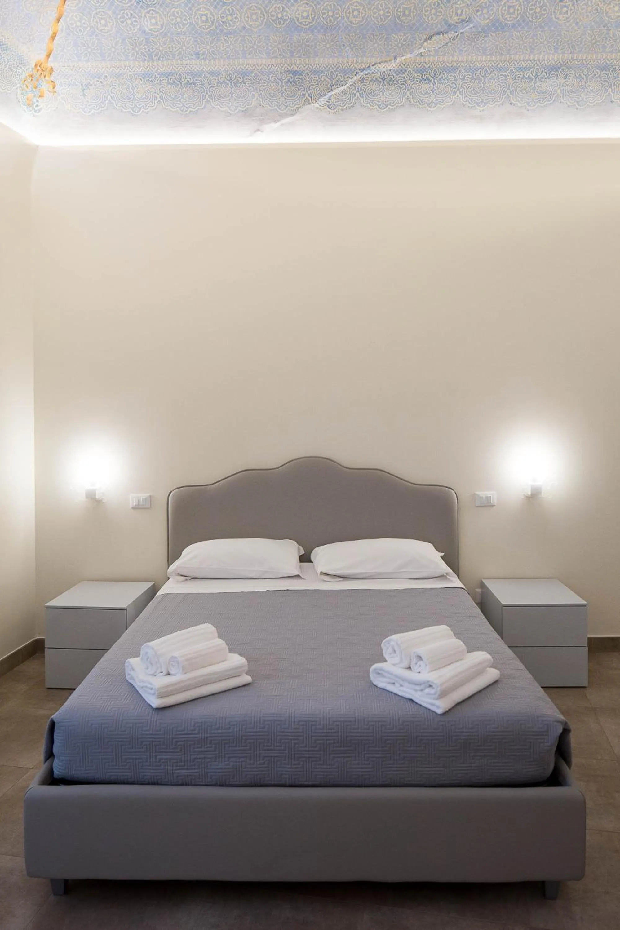 Bed in B&B Costa Masciarelli - Suite affrescate a due passi dal Duomo