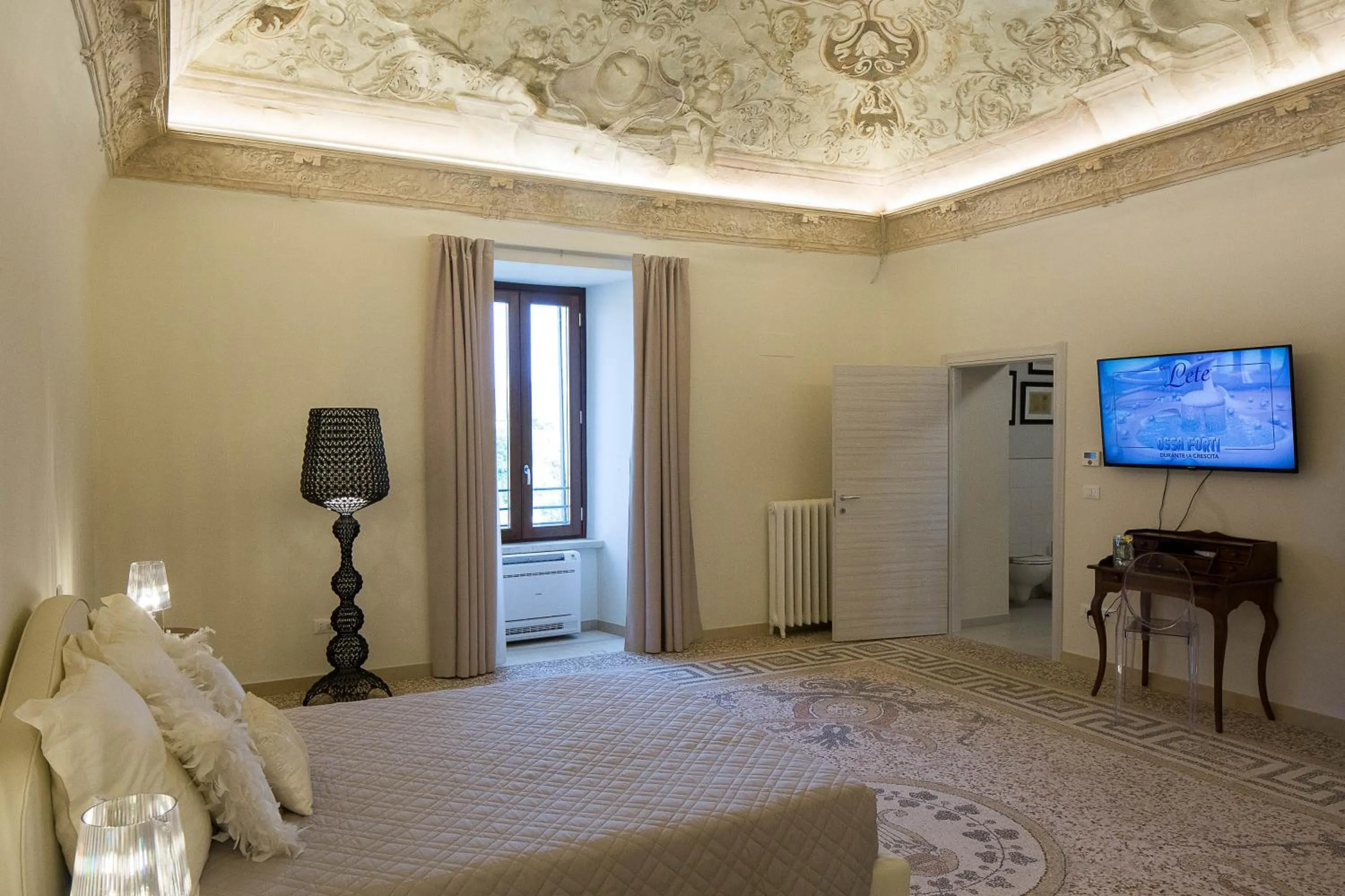 Bed in B&B Costa Masciarelli - Suite affrescate a due passi dal Duomo