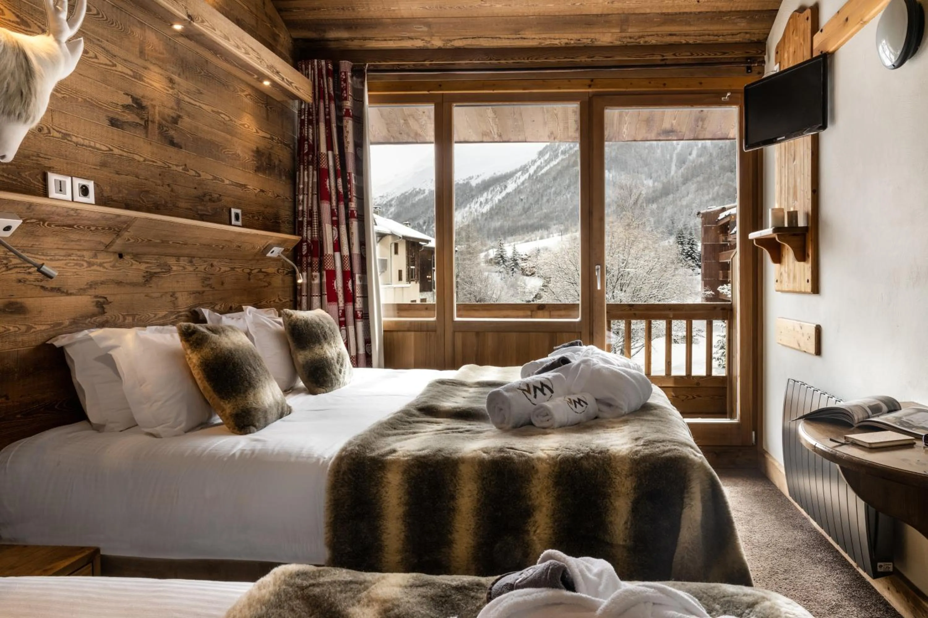 Bed in Hôtel Ski Lodge - Chambres & Appartements - Village Montana