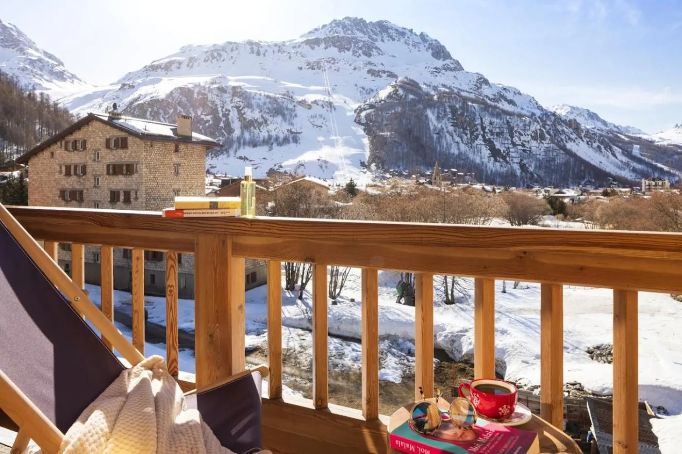 Winter in Hôtel Ski Lodge - Chambres & Appartements - Village Montana