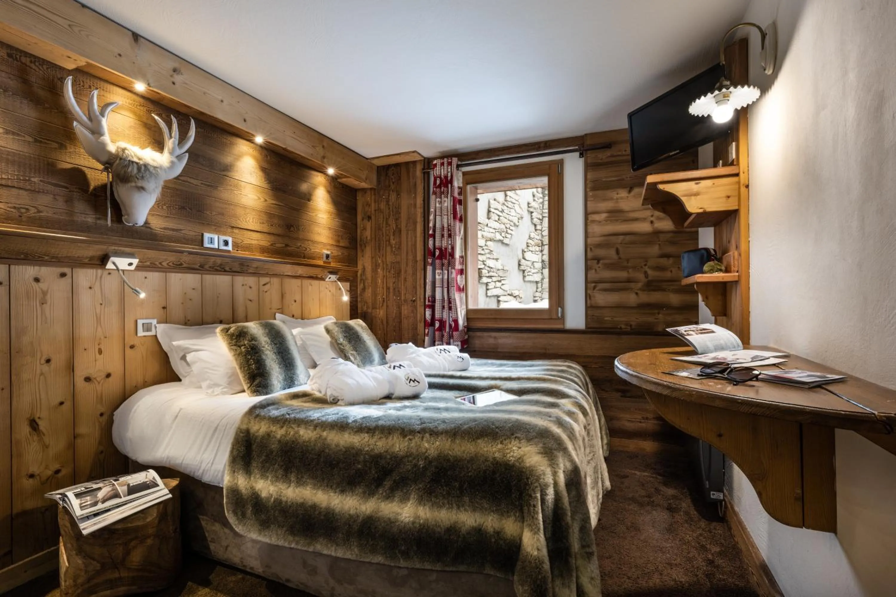 Bed in Hôtel Ski Lodge - Chambres & Appartements - Village Montana