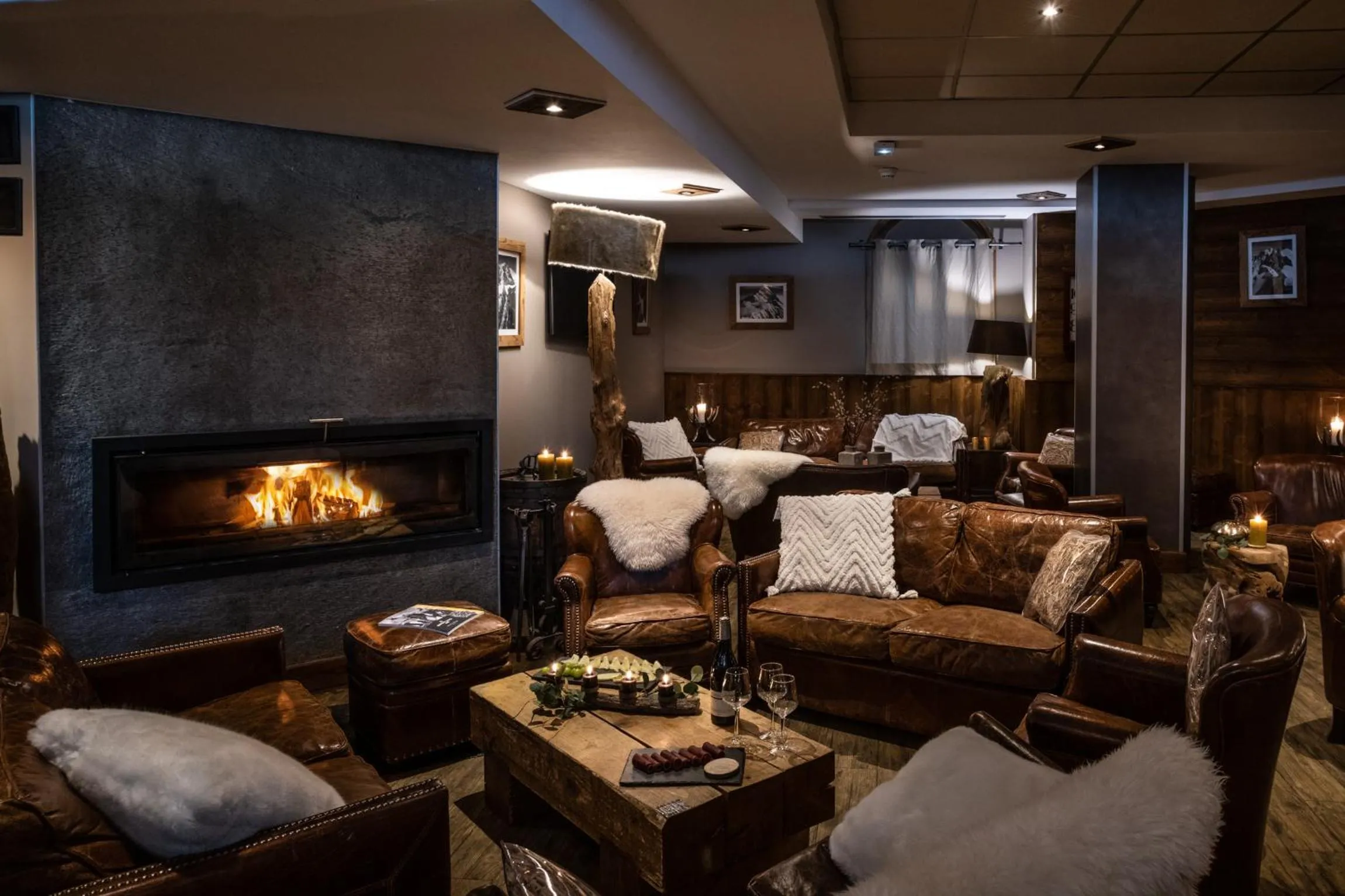 Lounge or bar in Hôtel Ski Lodge - Chambres & Appartements - Village Montana