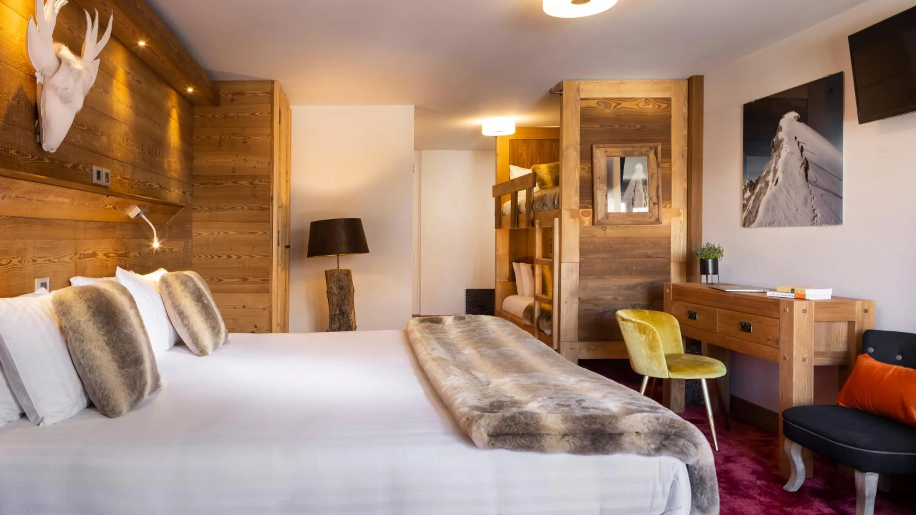 Bed in Hôtel Ski Lodge - Chambres & Appartements - Village Montana