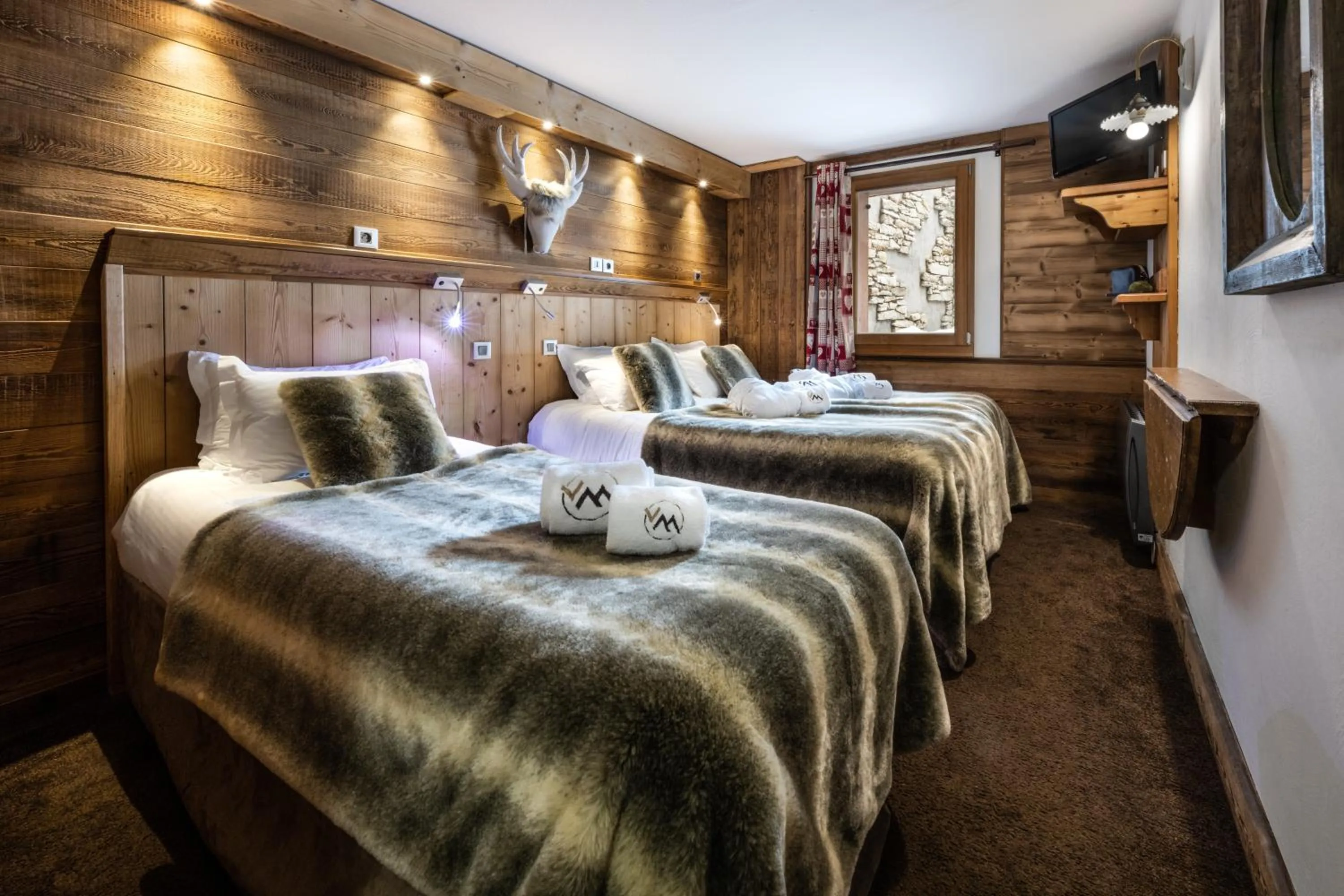 Bed in Hôtel Ski Lodge - Chambres & Appartements - Village Montana