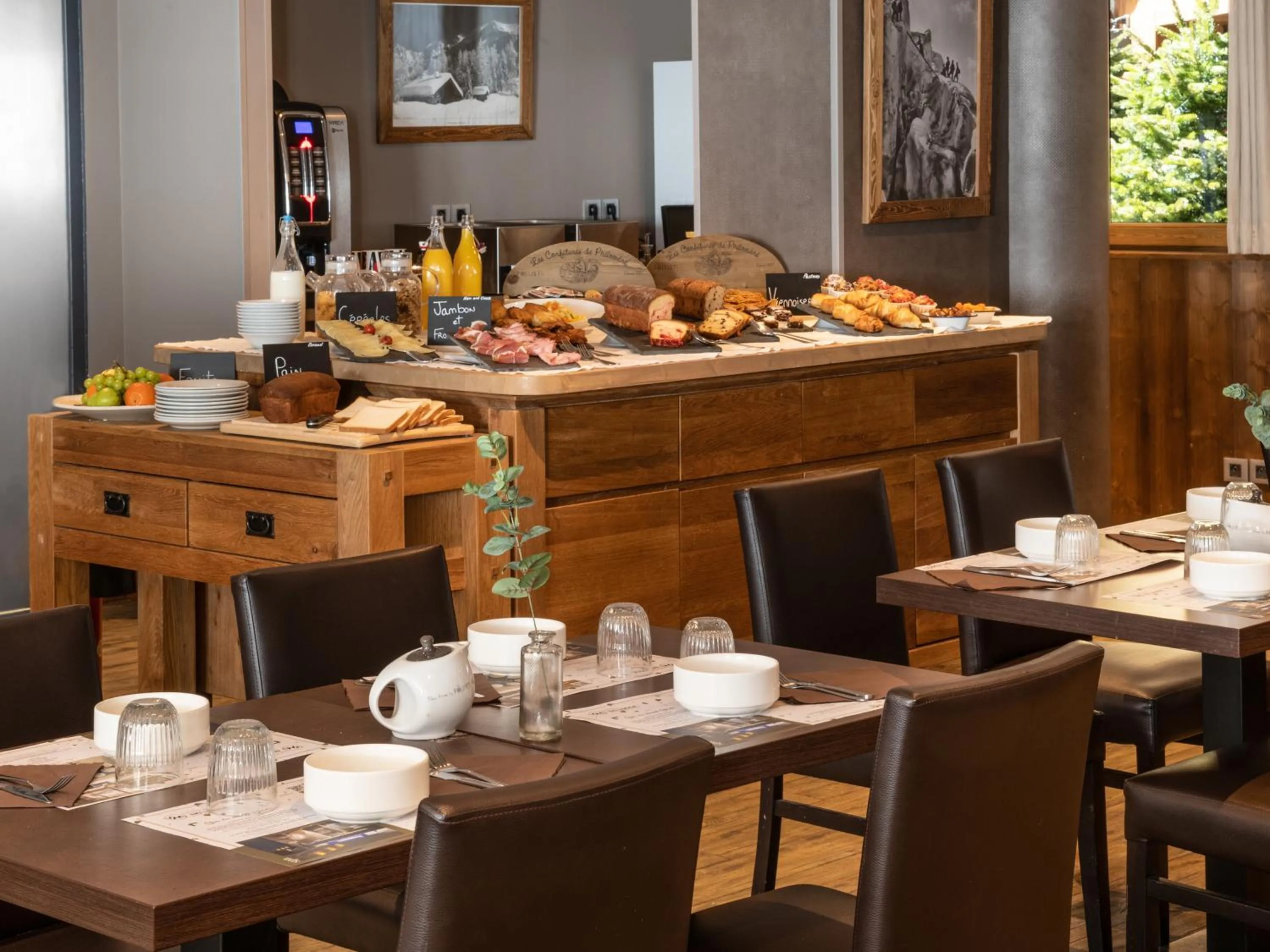 Restaurant/places to eat in Hôtel Ski Lodge - Chambres & Appartements - Village Montana