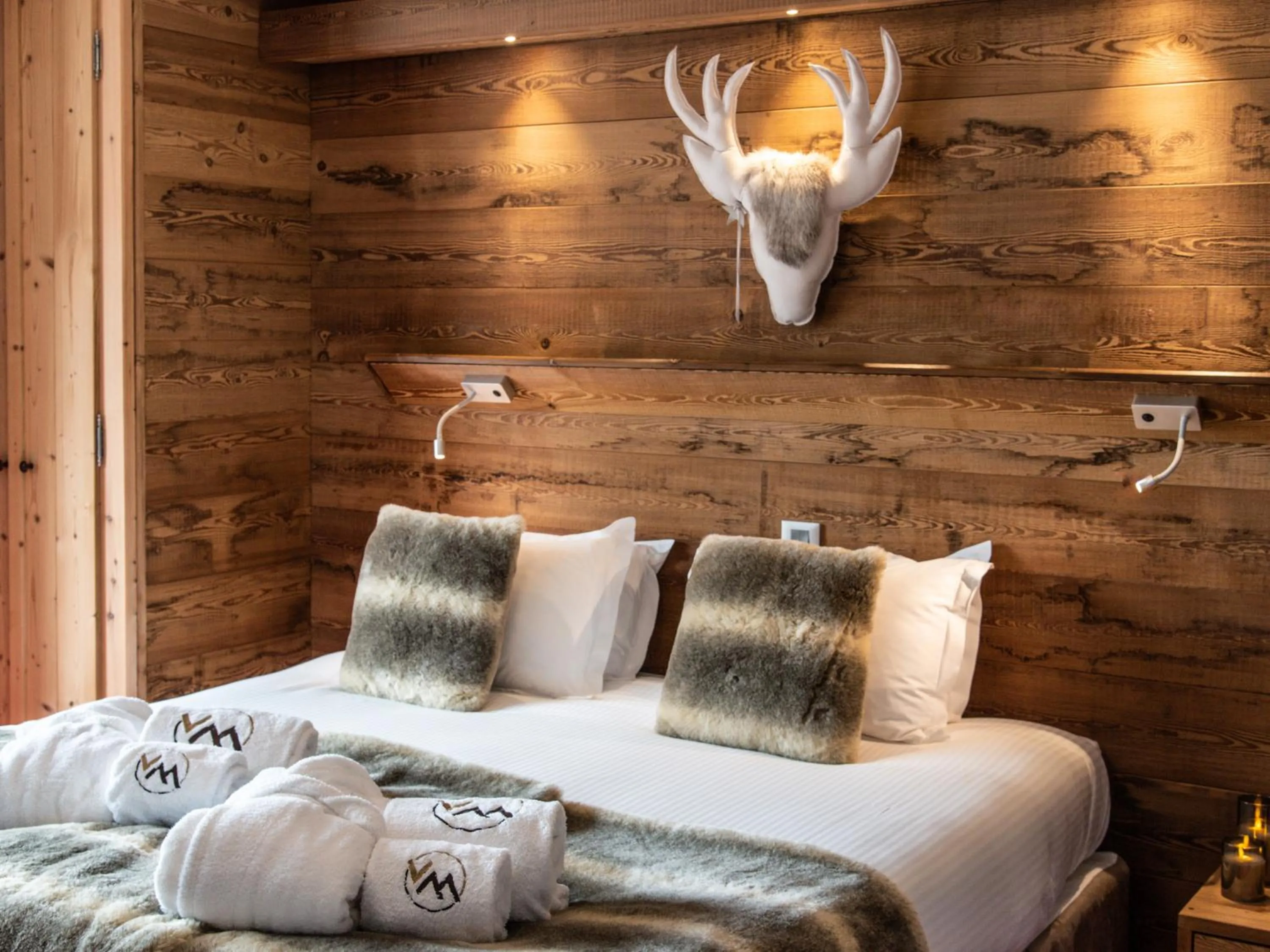 Bed in Hôtel Ski Lodge - Chambres & Appartements - Village Montana