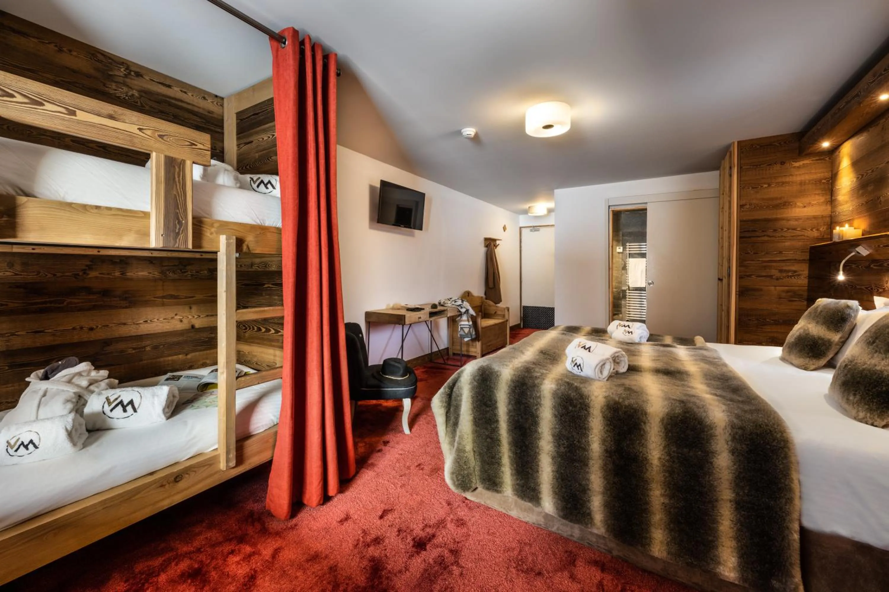 Bed in Hôtel Ski Lodge - Chambres & Appartements - Village Montana