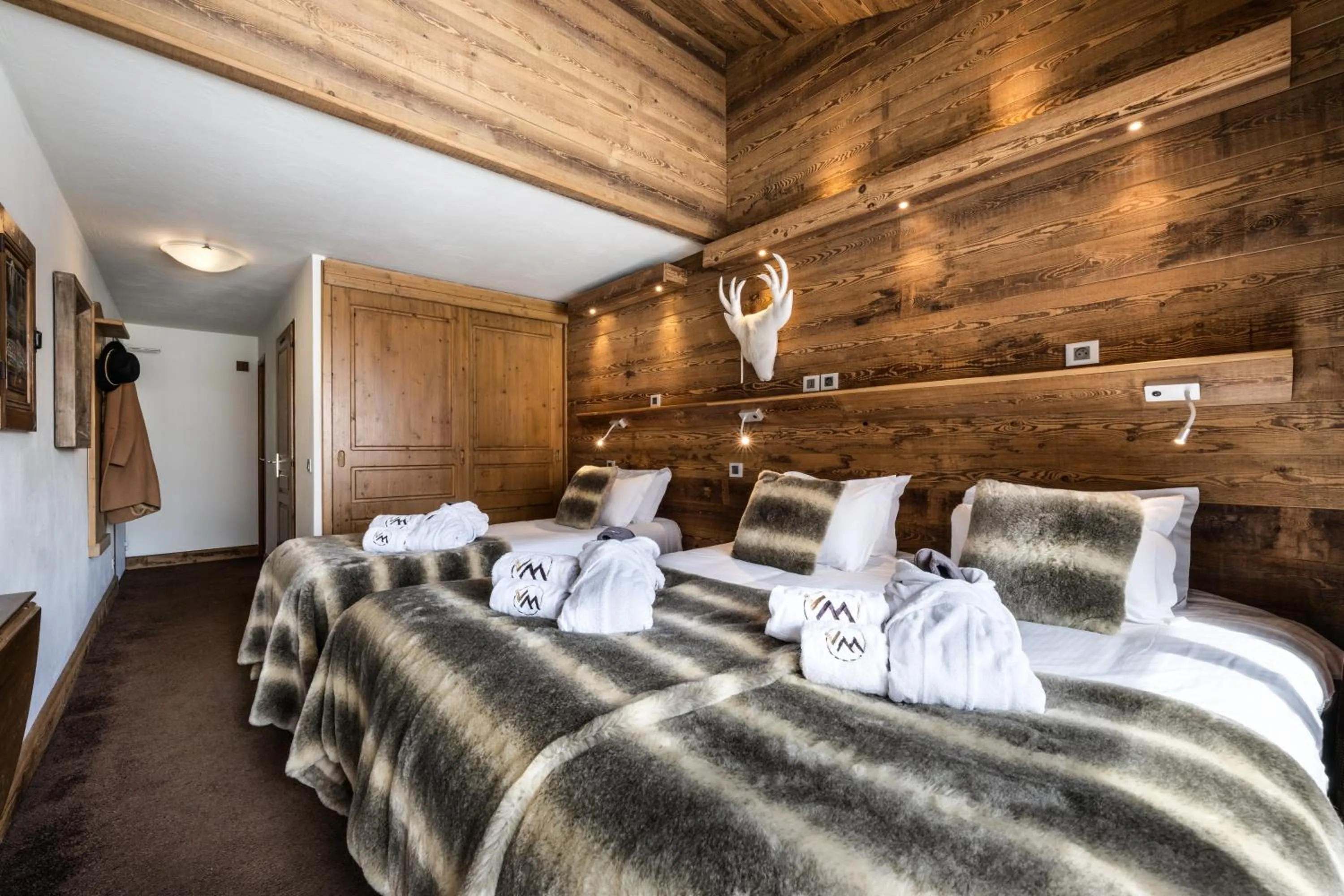 Bed in Hôtel Ski Lodge - Chambres & Appartements - Village Montana