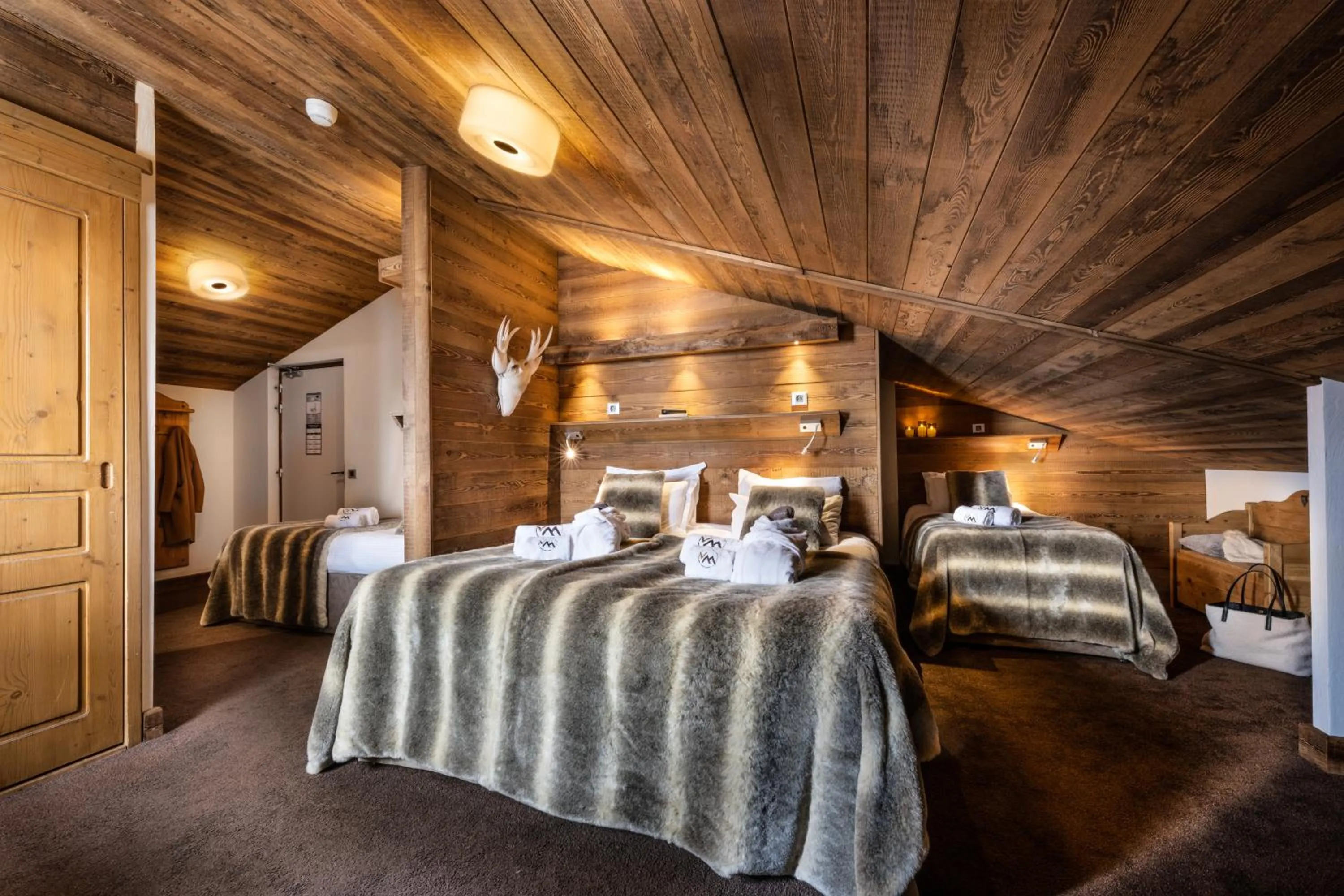 Bed in Hôtel Ski Lodge - Chambres & Appartements - Village Montana