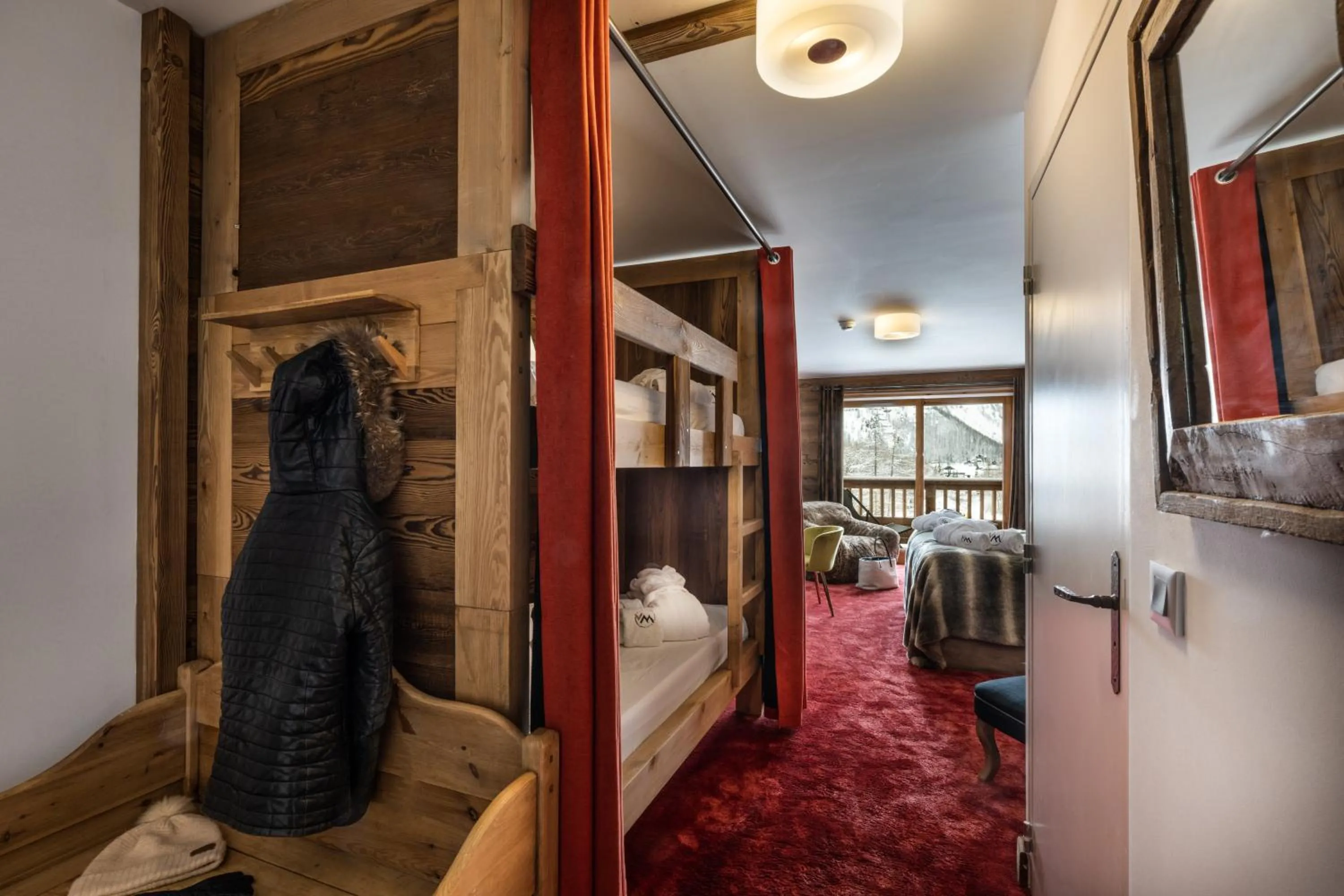 Bed in Hôtel Ski Lodge - Chambres & Appartements - Village Montana