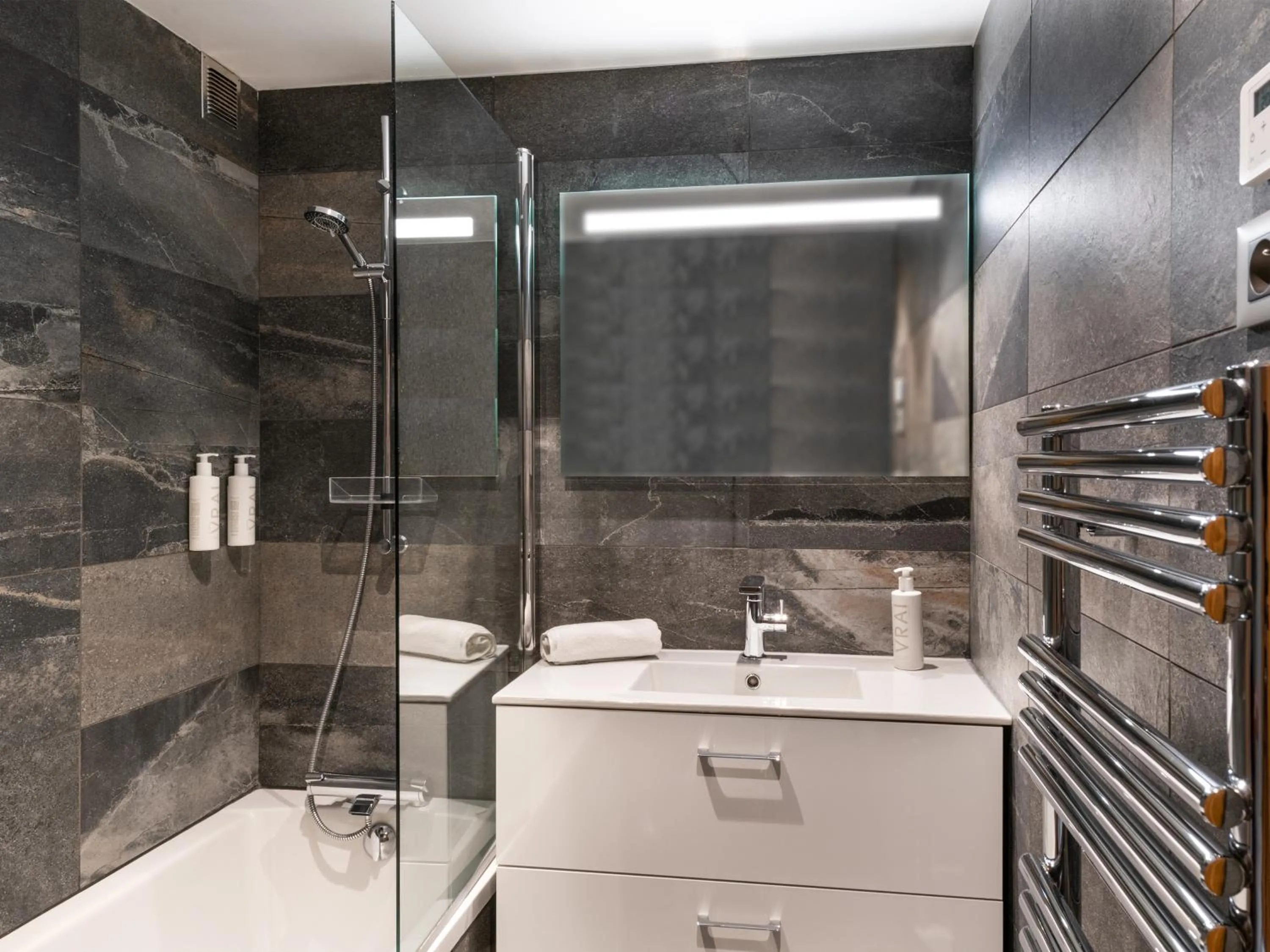 Bathroom in Hôtel Ski Lodge - Chambres & Appartements - Village Montana