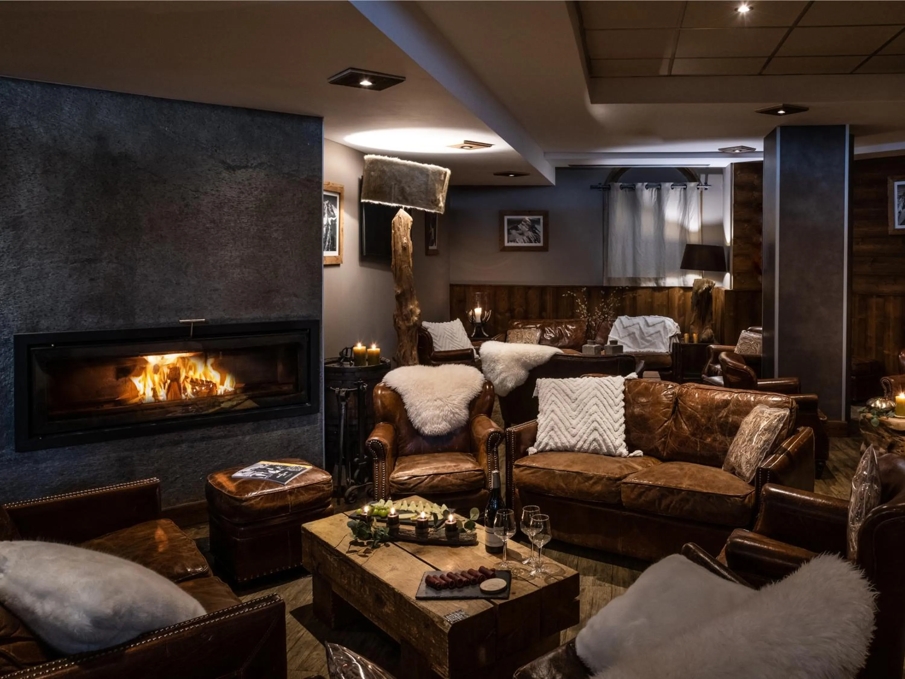 Lounge or bar in Hôtel Ski Lodge - Chambres & Appartements - Village Montana