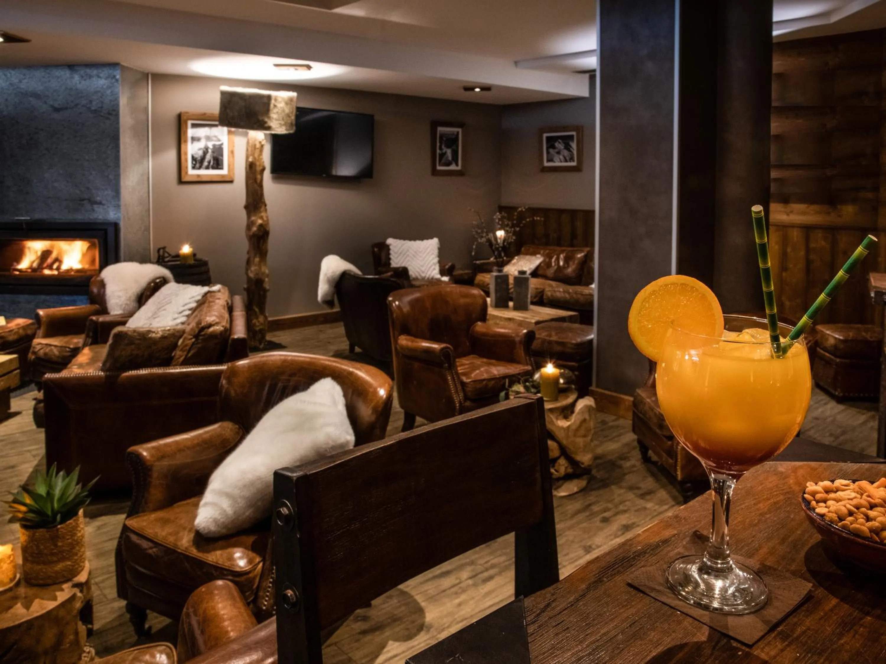 Lounge or bar in Hôtel Ski Lodge - Chambres & Appartements - Village Montana