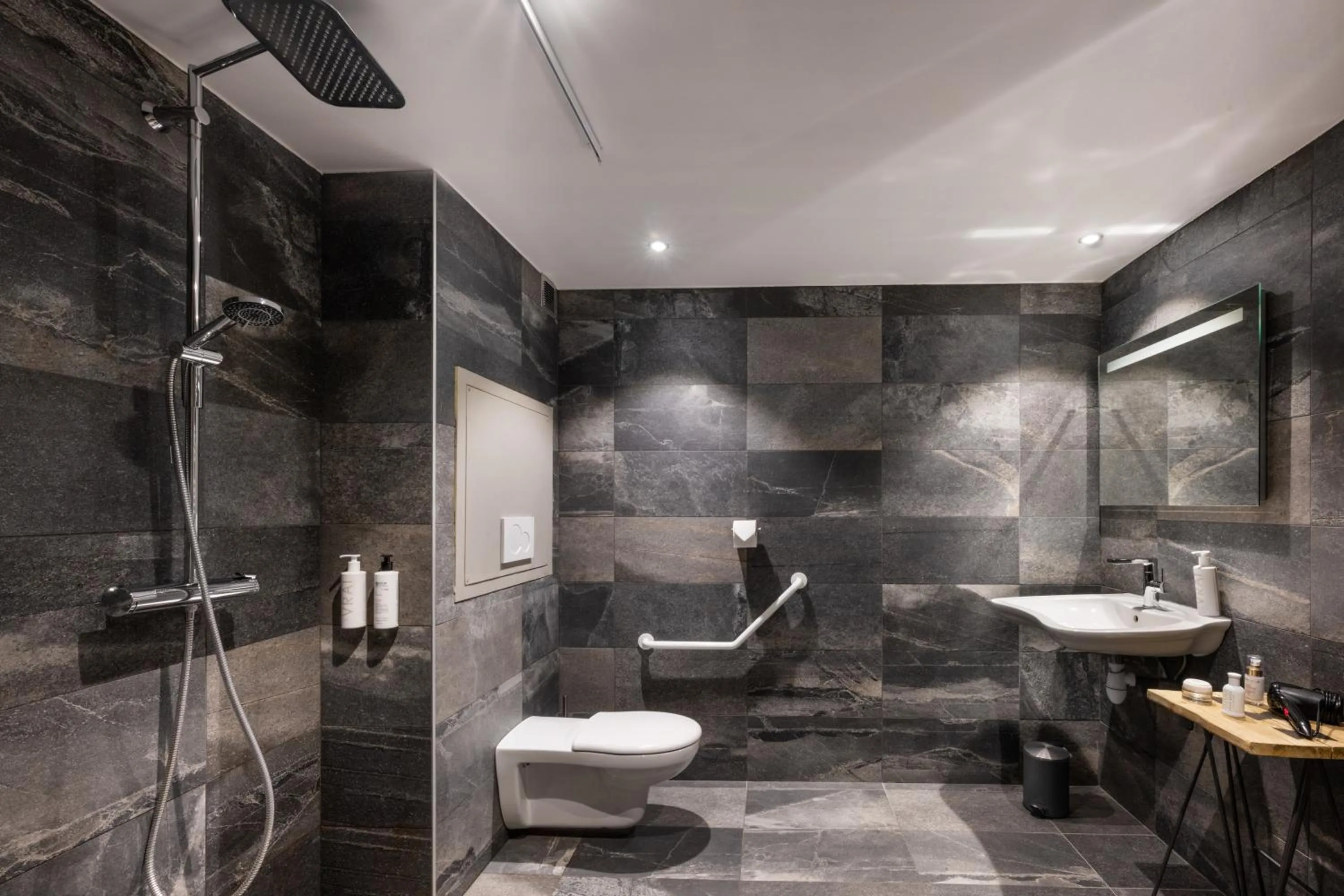 Shower in Hôtel Ski Lodge - Chambres & Appartements - Village Montana
