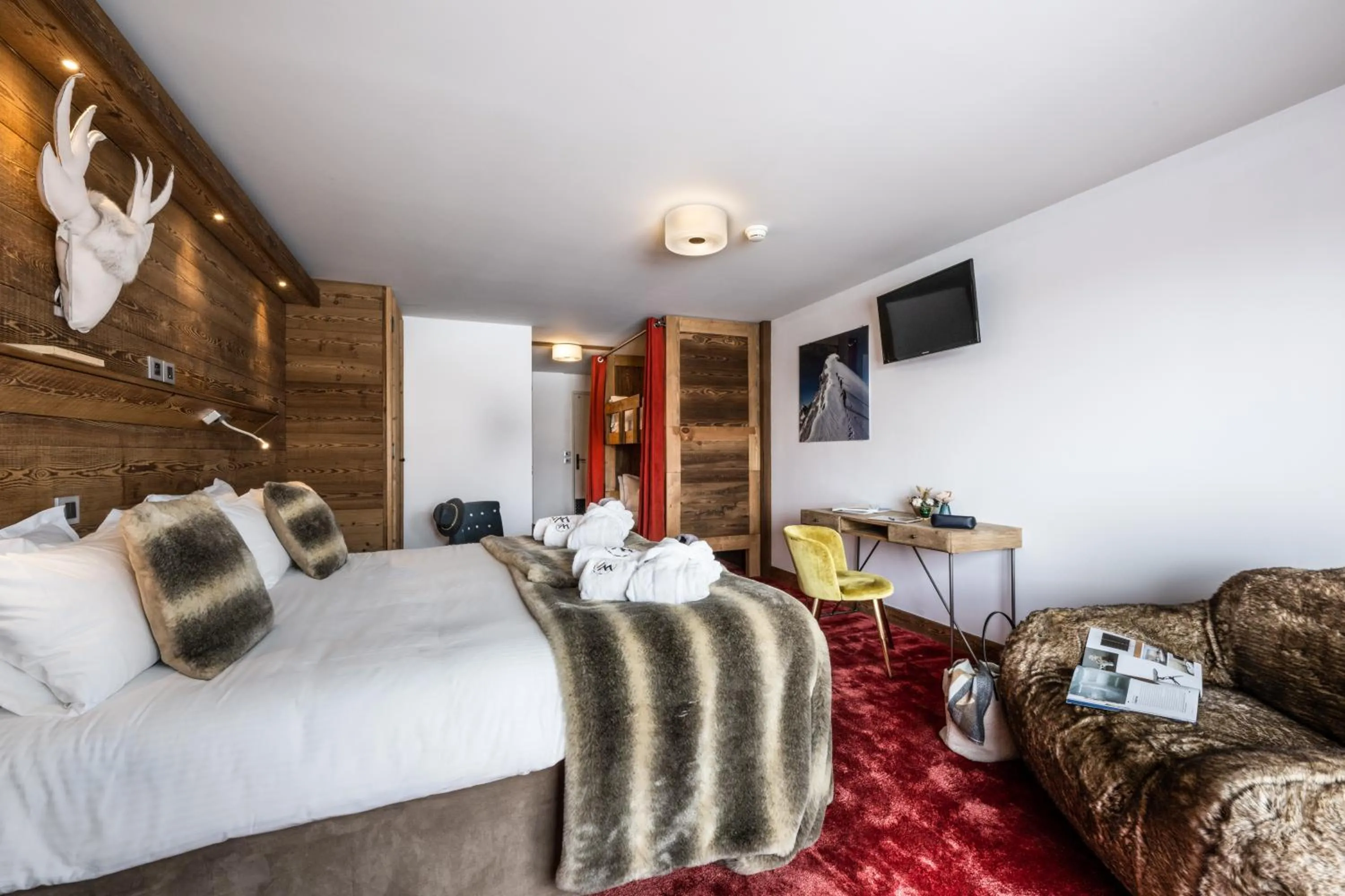 Bed in Hôtel Ski Lodge - Chambres & Appartements - Village Montana