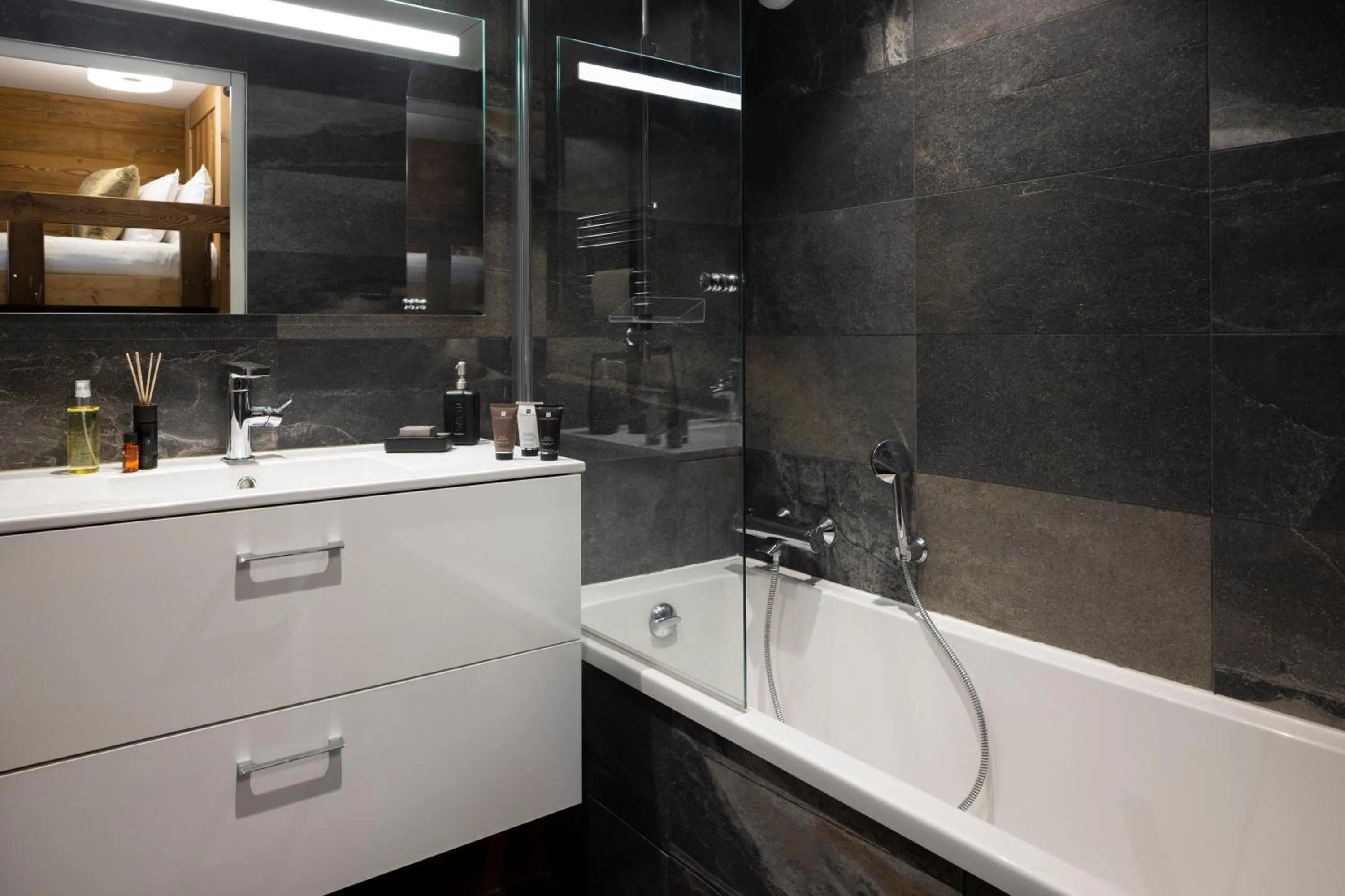 Bathroom in Hôtel Ski Lodge - Chambres & Appartements - Village Montana
