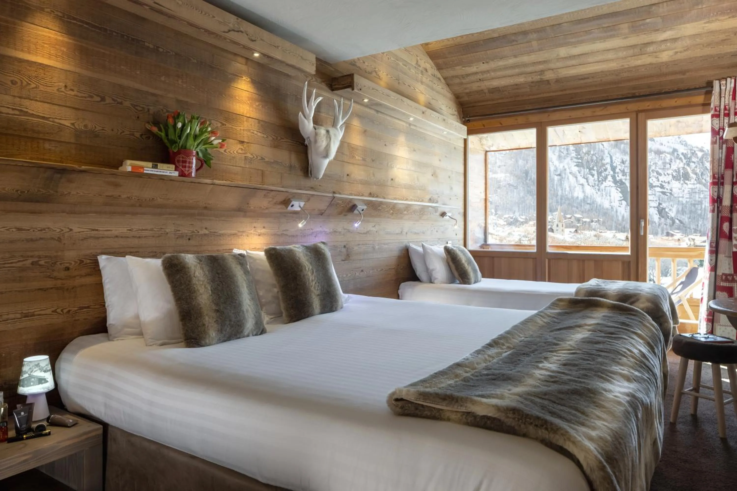 Bed in Hôtel Ski Lodge - Chambres & Appartements - Village Montana
