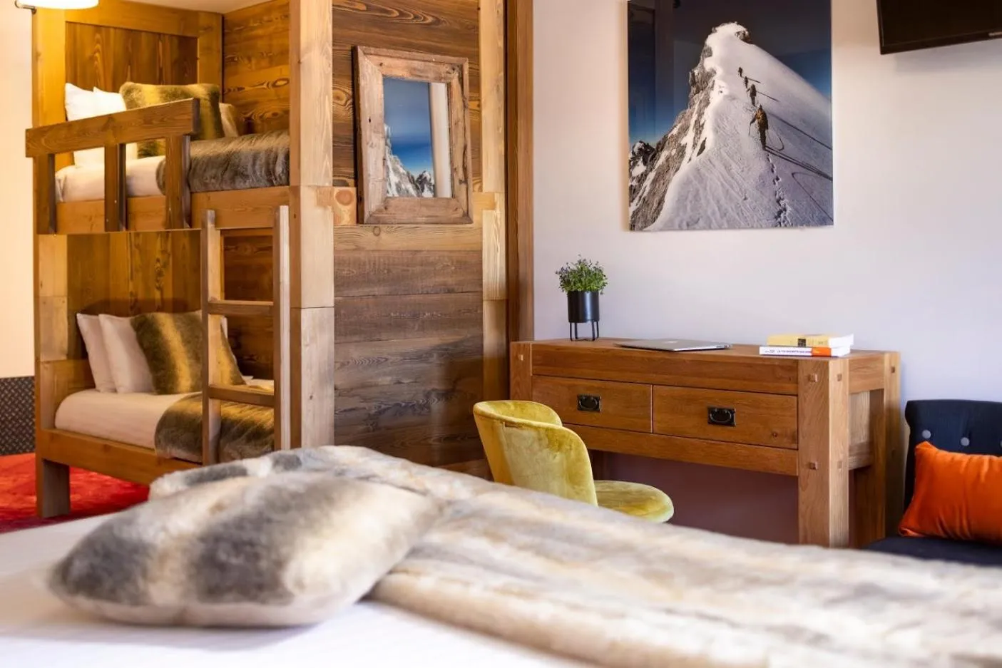 Photo of the whole room in Hôtel Ski Lodge - Chambres & Appartements - Village Montana