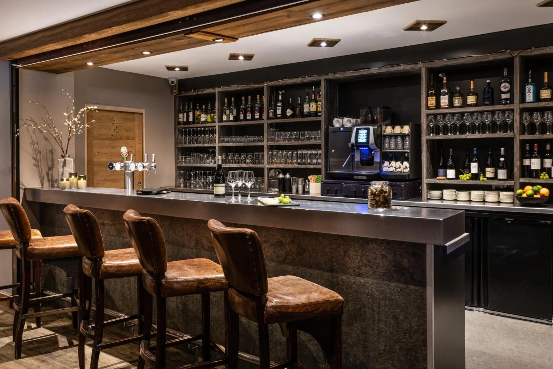 Lounge or bar in Hôtel Ski Lodge - Chambres & Appartements - Village Montana