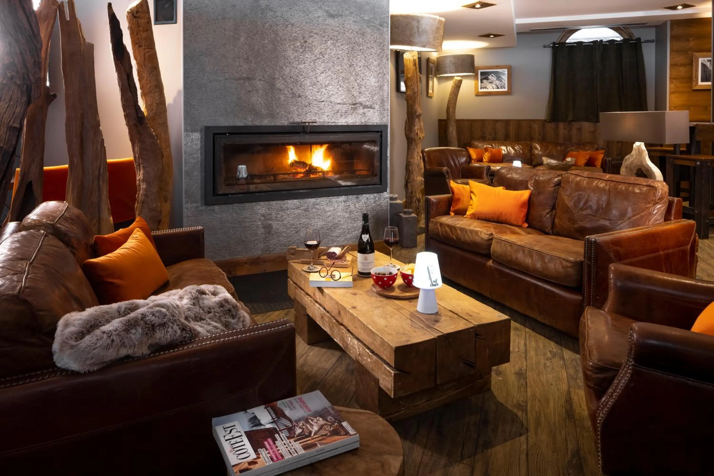 Lounge or bar in Hôtel Ski Lodge - Chambres & Appartements - Village Montana