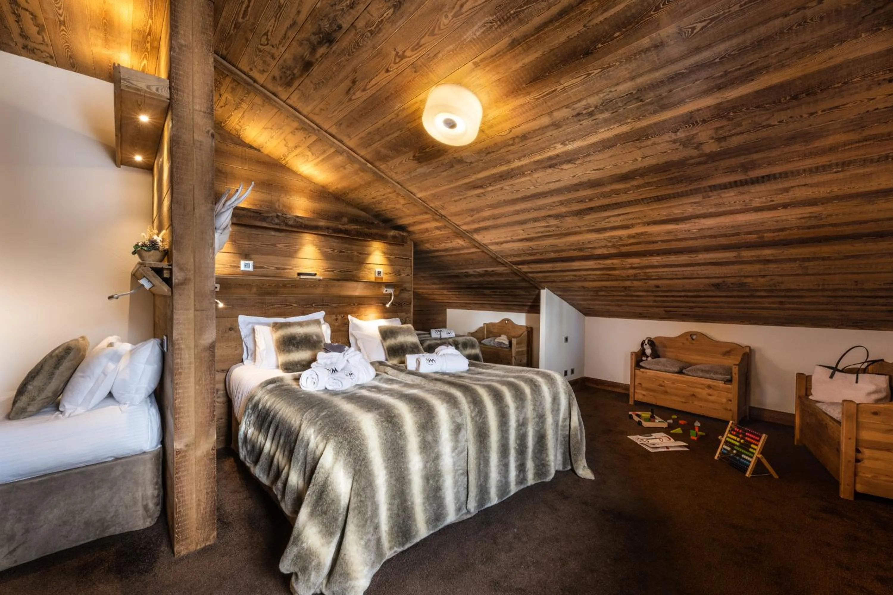 Bed in Hôtel Ski Lodge - Chambres & Appartements - Village Montana