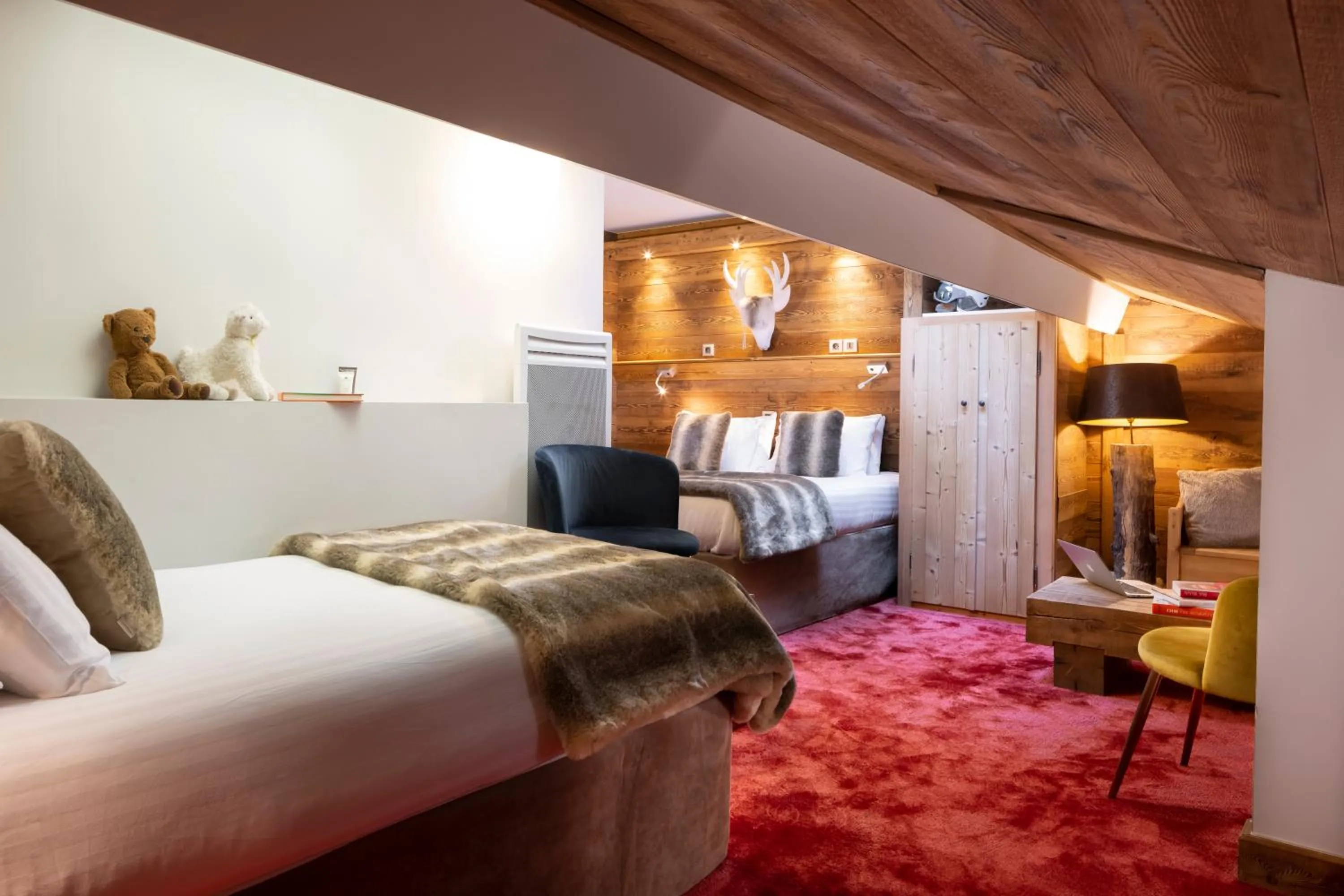 Bed in Hôtel Ski Lodge - Chambres & Appartements - Village Montana