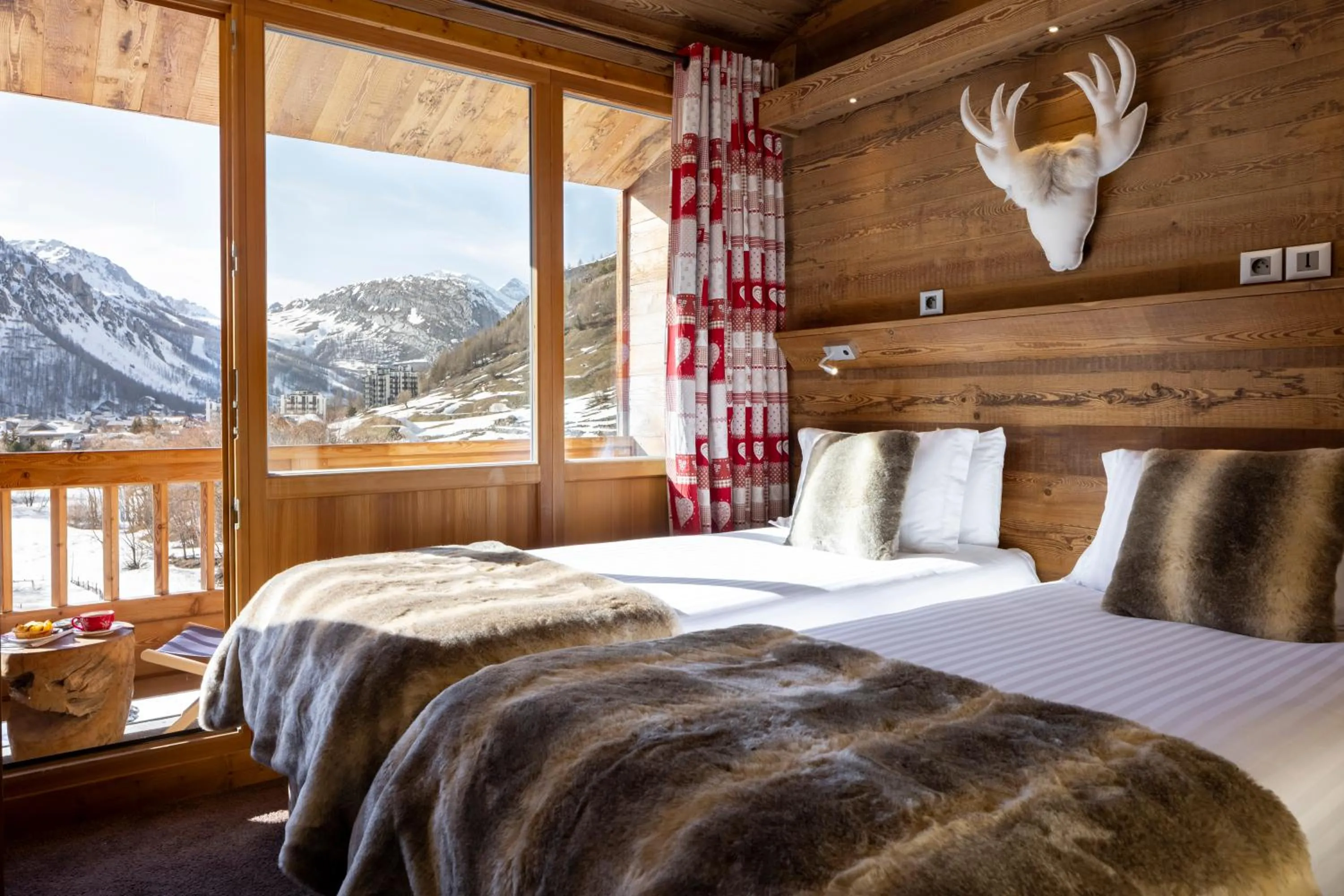 Bed in Hôtel Ski Lodge - Chambres & Appartements - Village Montana
