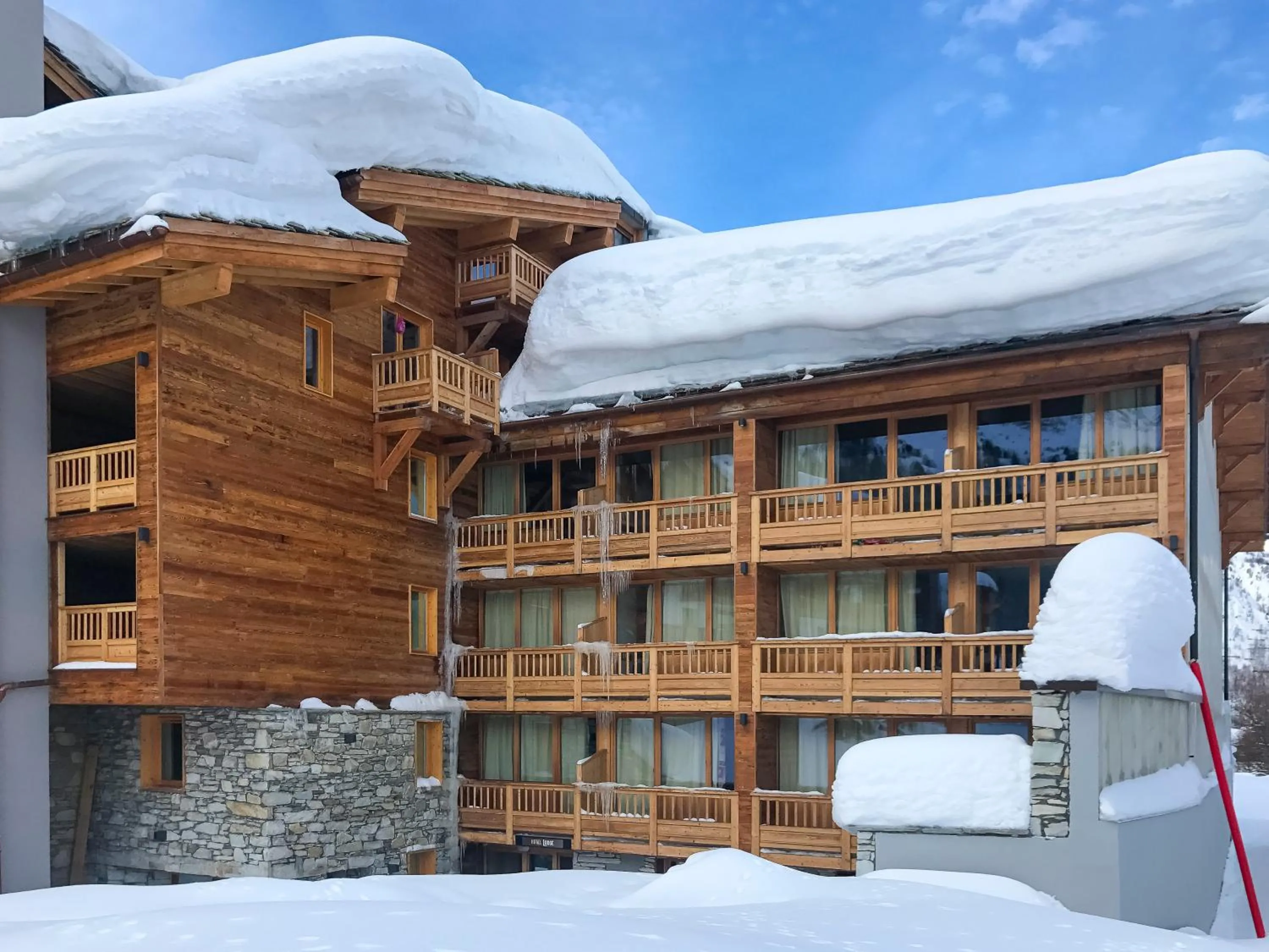 Property building in Hôtel Ski Lodge - Chambres & Appartements - Village Montana