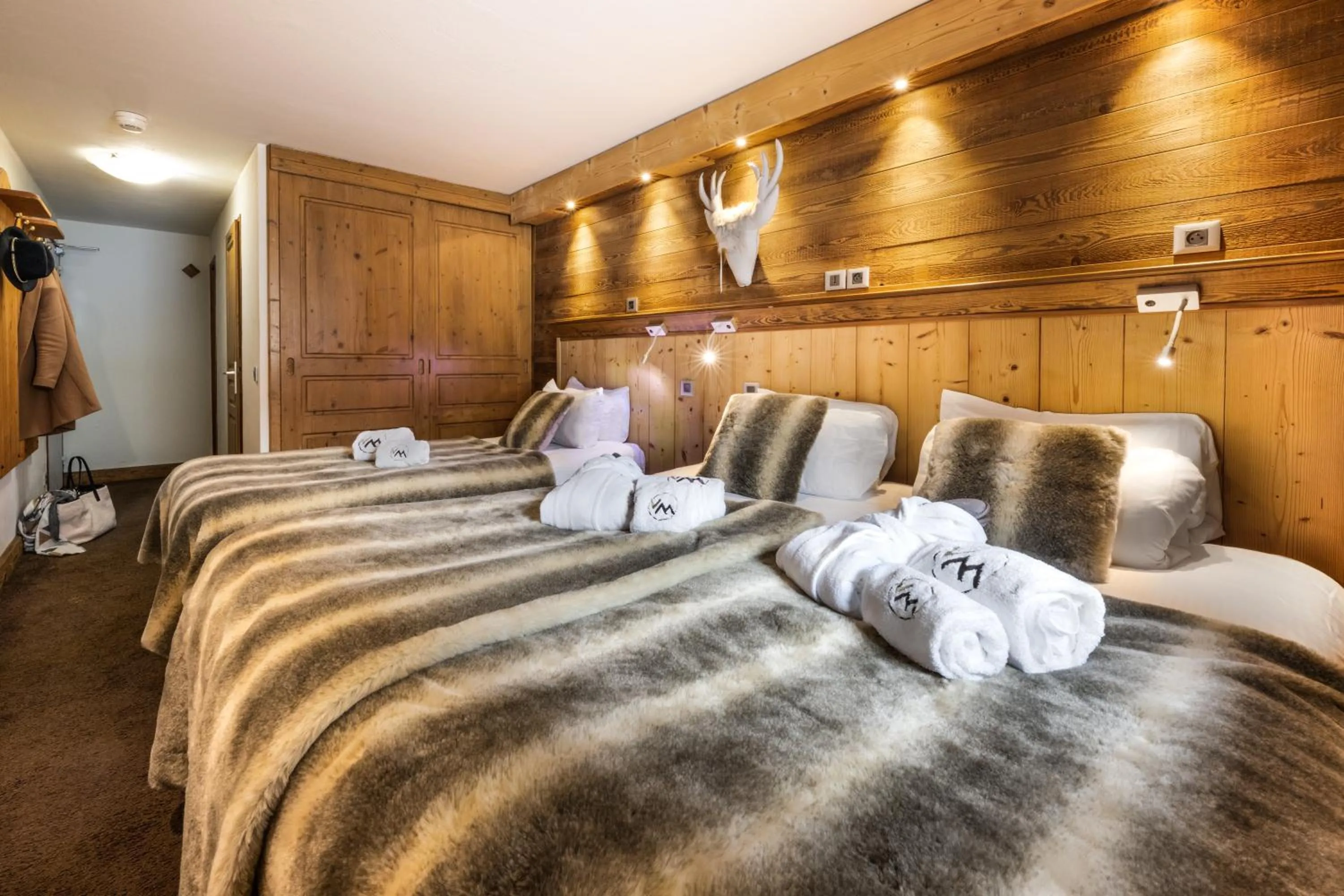 Bed in Hôtel Ski Lodge - Chambres & Appartements - Village Montana