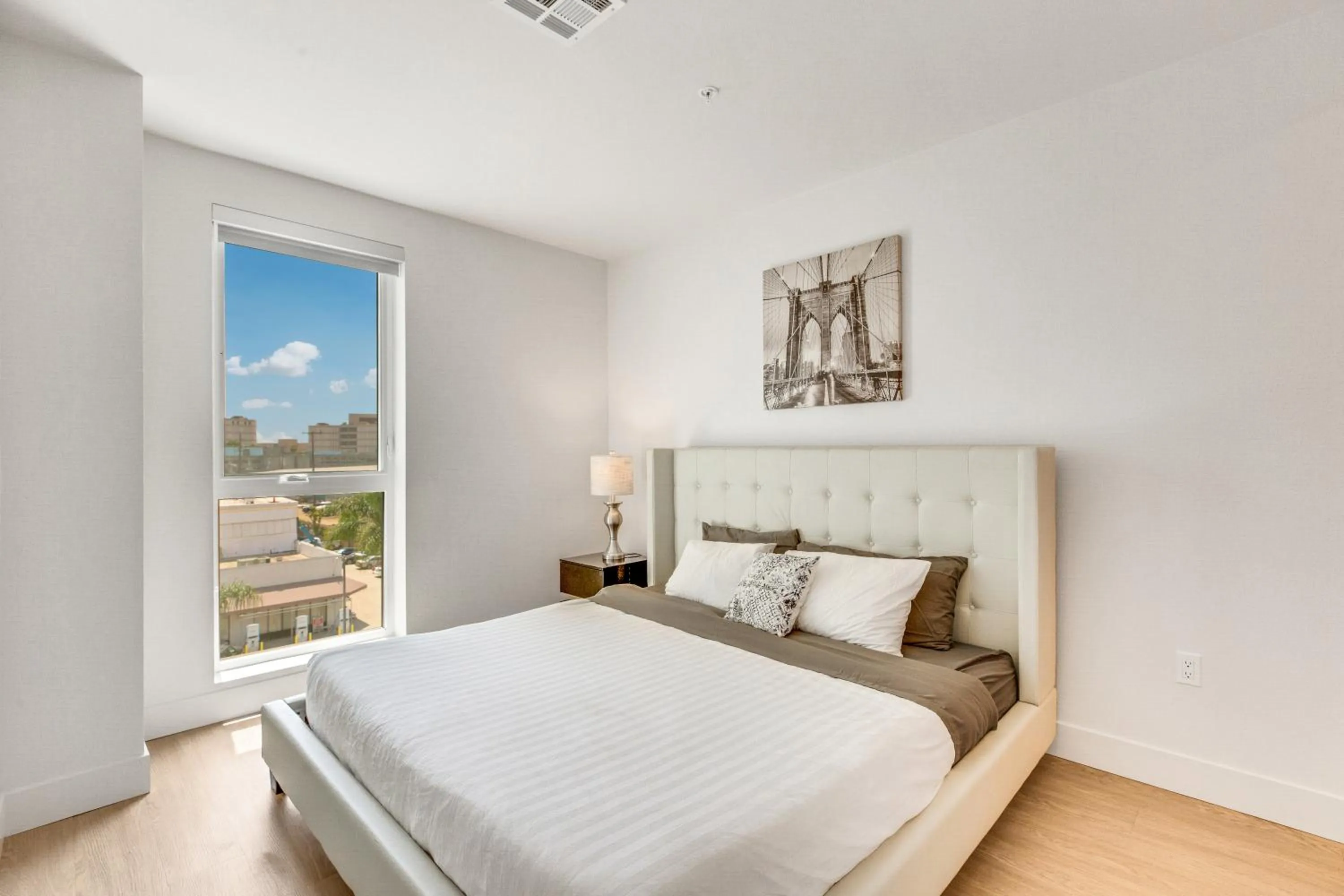 Bedroom, Bed in Apart Hotel near Dodgers Stadium