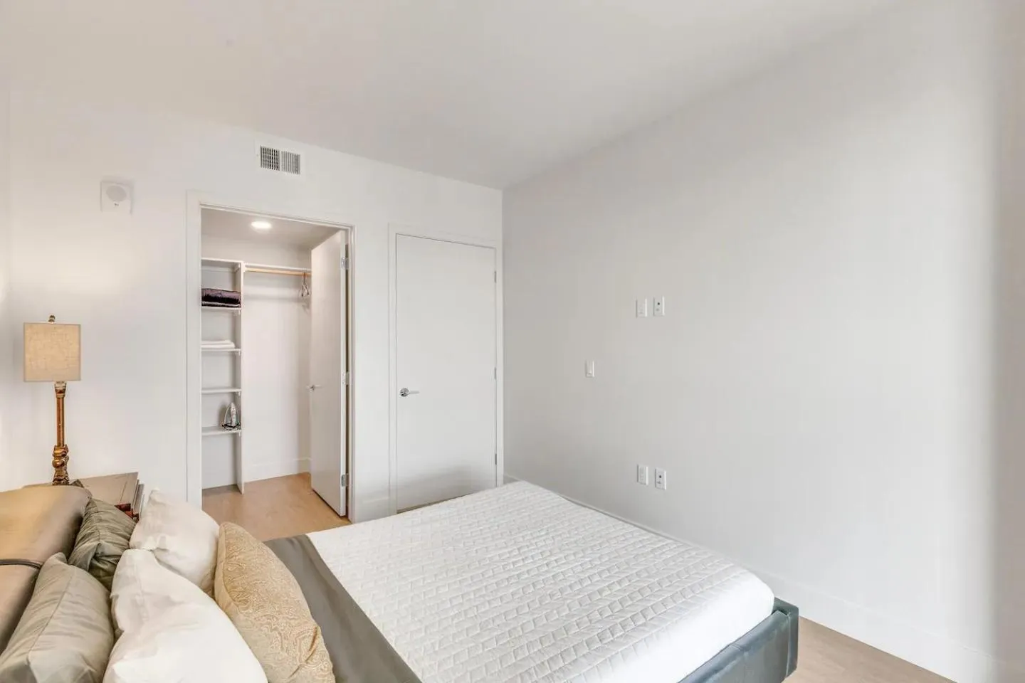 Bedroom, Bed in Apart Hotel near Dodgers Stadium