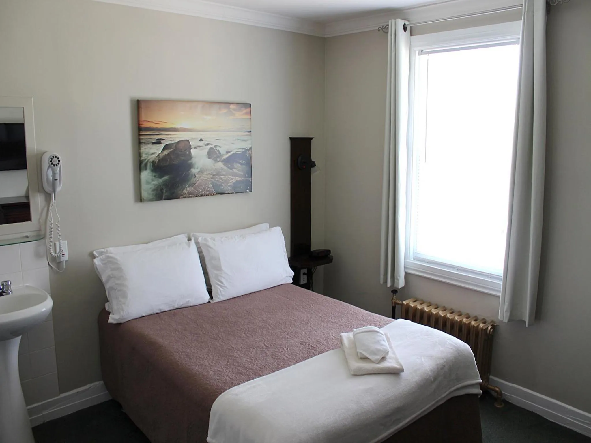 Bedroom in Hotel Auberge Michel Doyon
