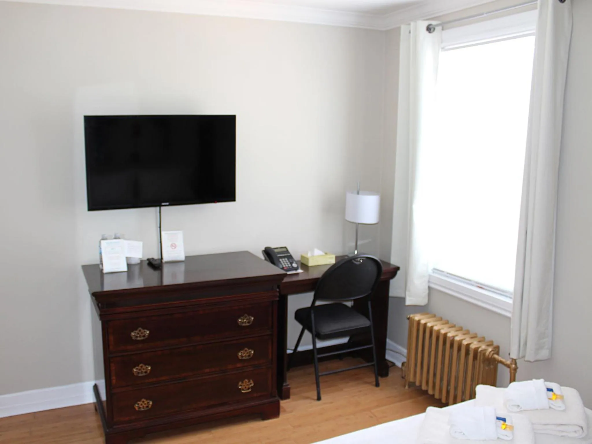 TV and multimedia in Hotel Auberge Michel Doyon