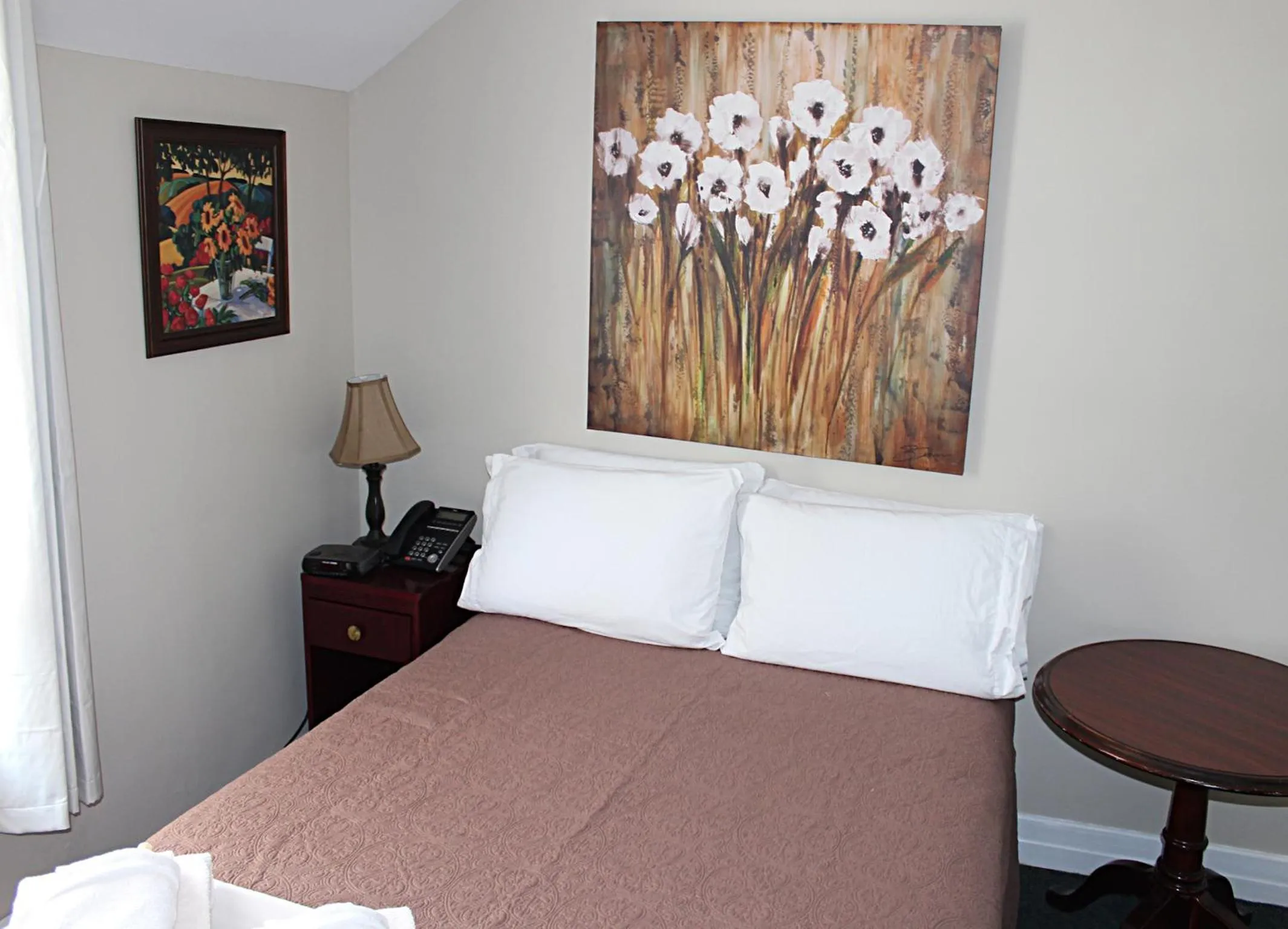 Bed in Hotel Auberge Michel Doyon